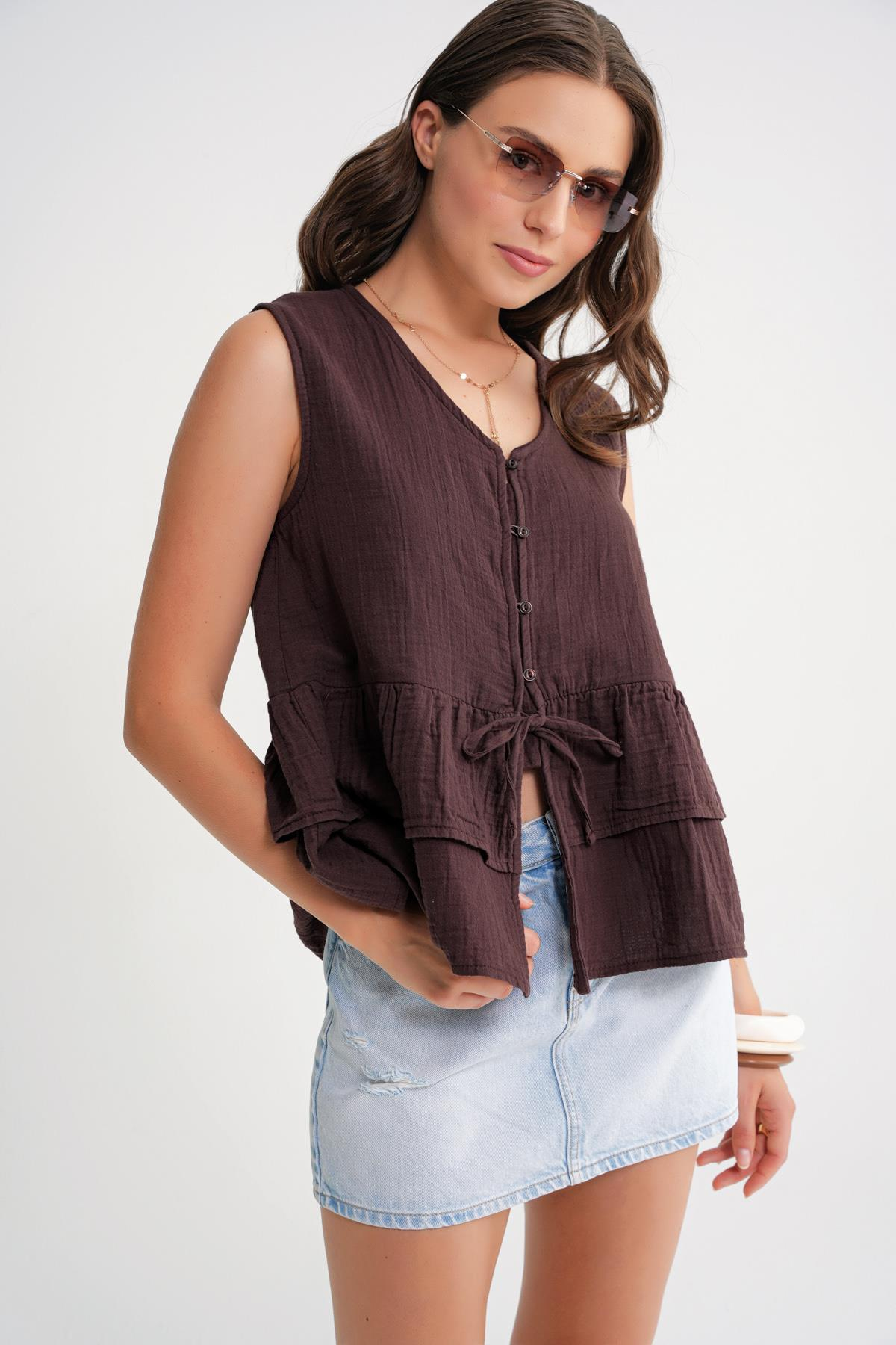 4722 Kadın V Yaka Fırfırlı Müslin Bluz Kahve