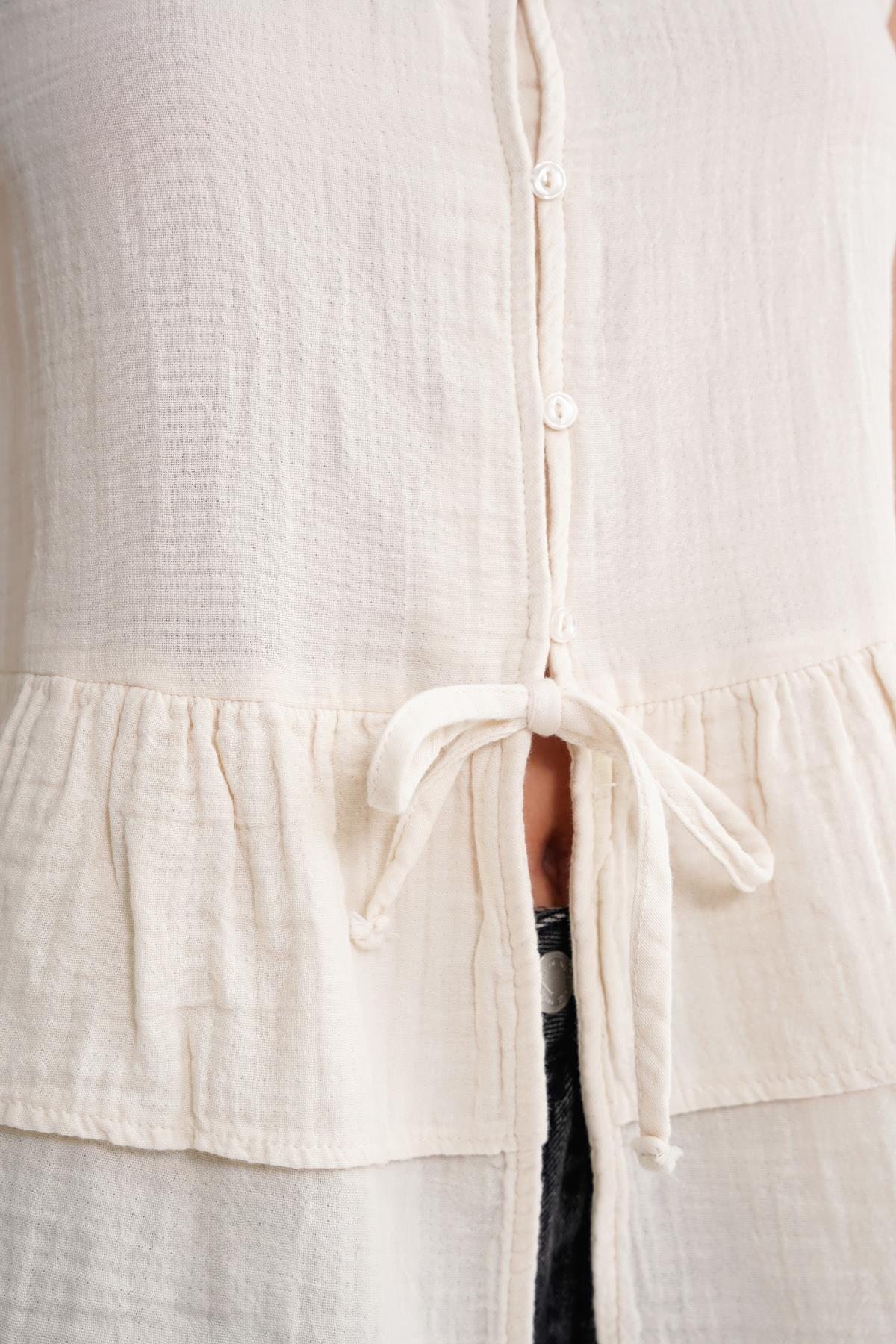 4722 Kadın V Yaka Fırfırlı Müslin Bluz Naturel