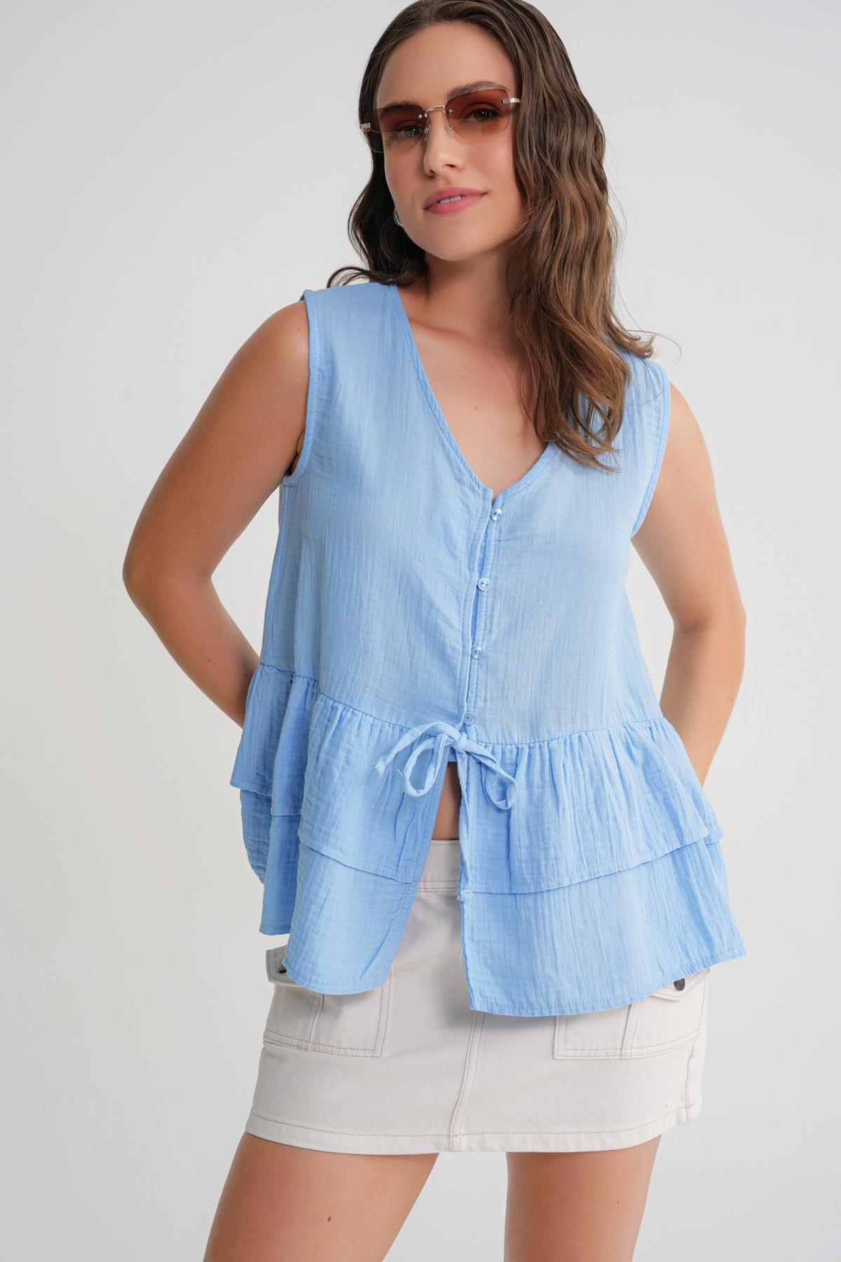 4722 Kadın V Yaka Fırfırlı Müslin Bluz Bebe Mavi