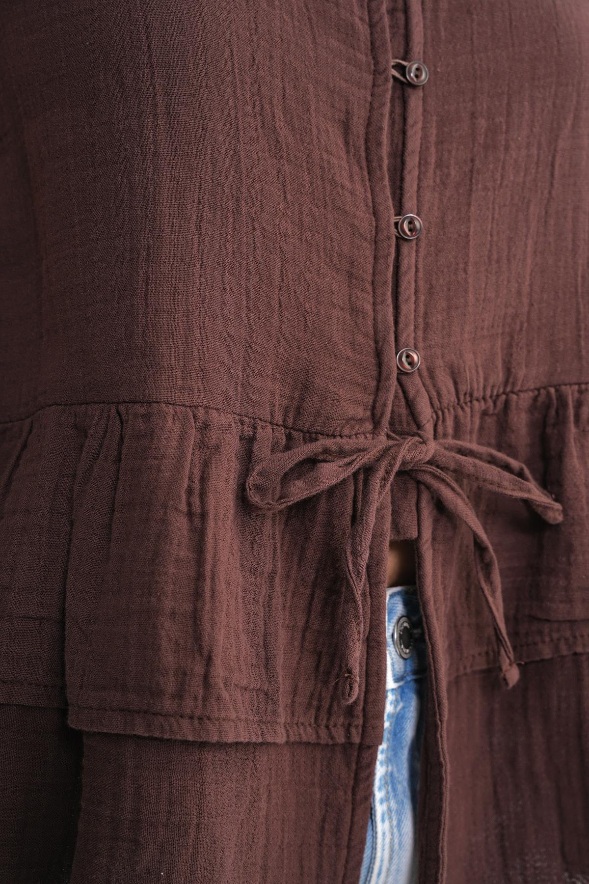 4722 Kadın V Yaka Fırfırlı Müslin Bluz Kahve