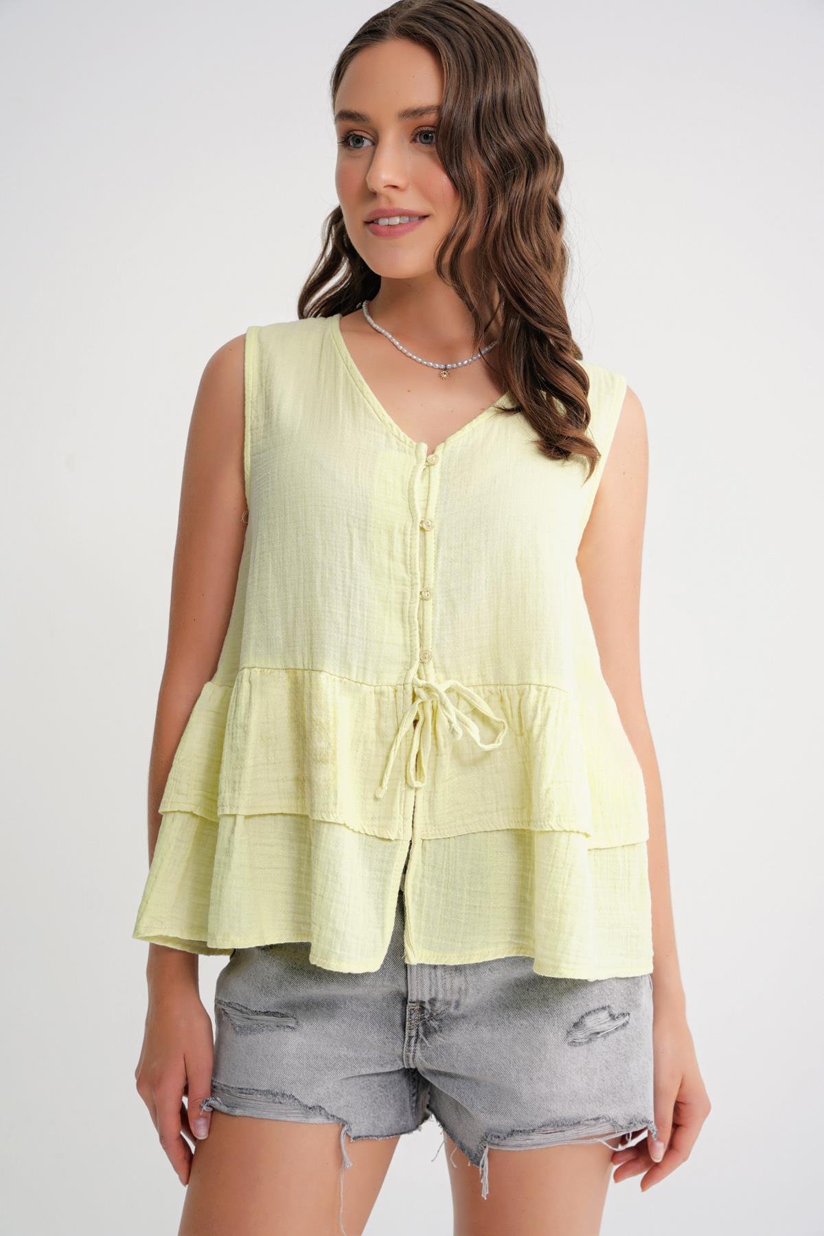 4722 Kadın V Yaka Fırfırlı Müslin Bluz Tereyağı Sarısı