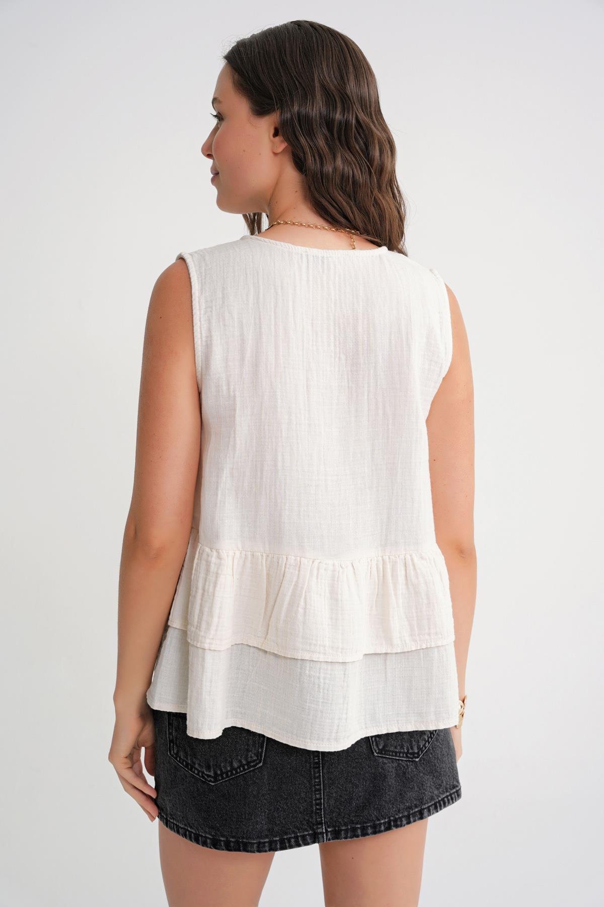 4722 Kadın V Yaka Fırfırlı Müslin Bluz Naturel