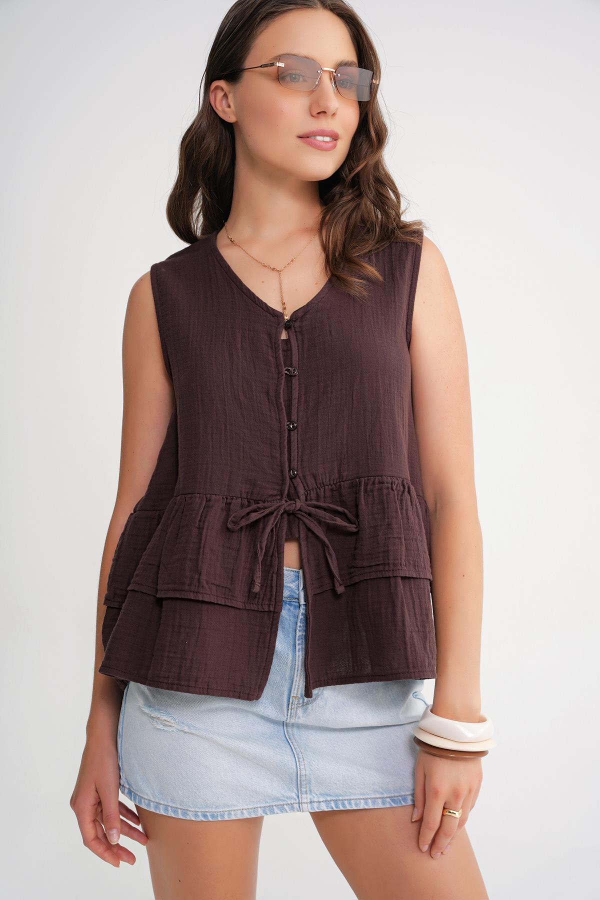 4722 Kadın V Yaka Fırfırlı Müslin Bluz Kahve