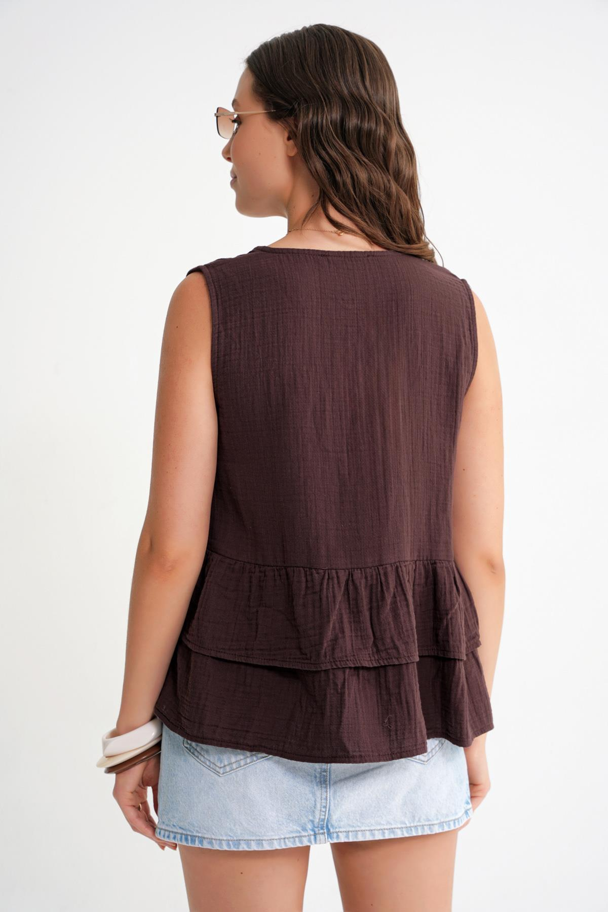 4722 Kadın V Yaka Fırfırlı Müslin Bluz Kahve