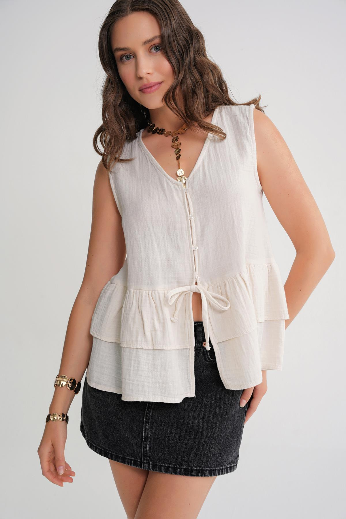 4722 Kadın V Yaka Fırfırlı Müslin Bluz Naturel