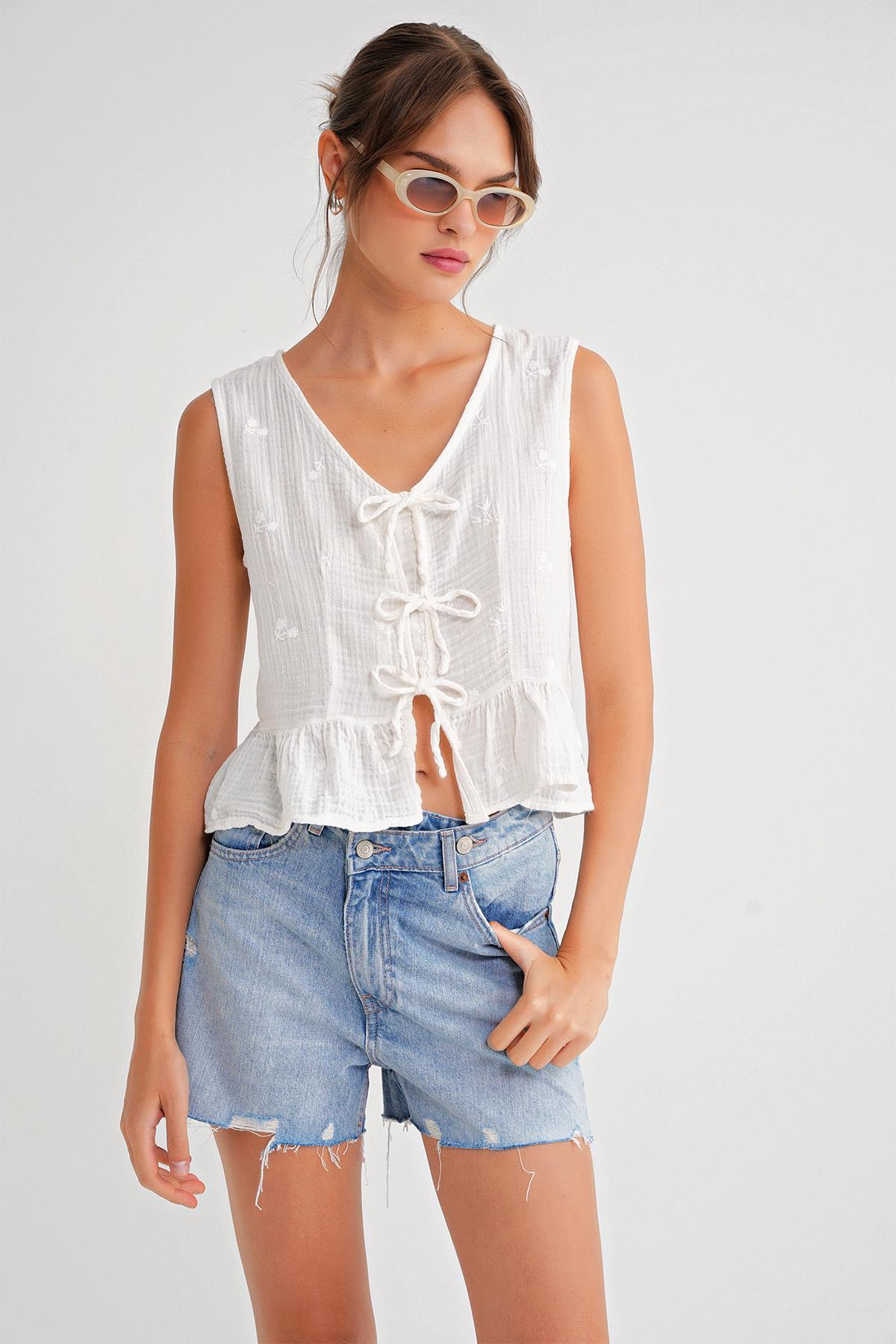 4724 Kadın Çicek Desenli Bağlamalı Müslin Bluz Ekru