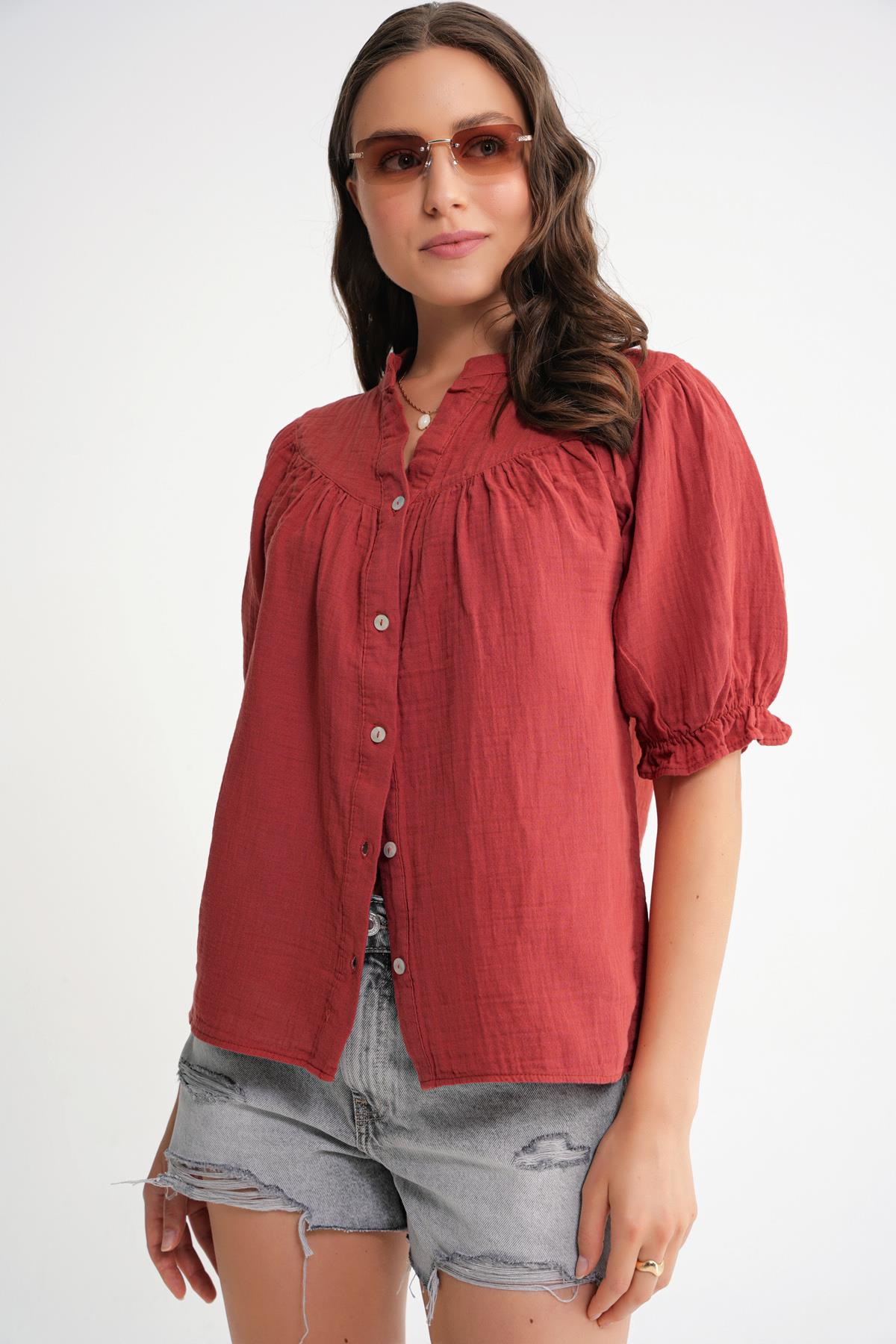 4725 Kadın Büzgü Robalı Kolu Fırfırlı Müslin Gömlek Kızılcık