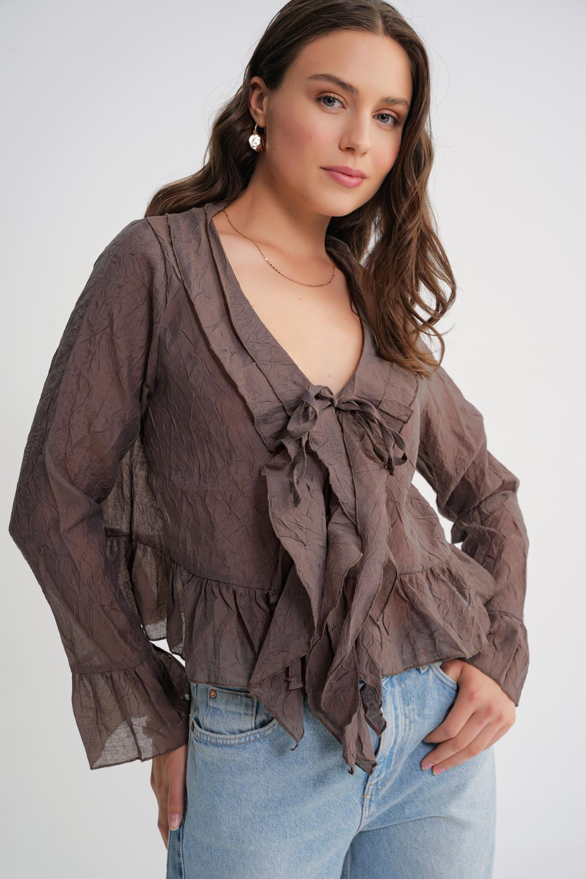 4727 Kadın Yakası Fırfırlı Kraşlı Bluz Kahve