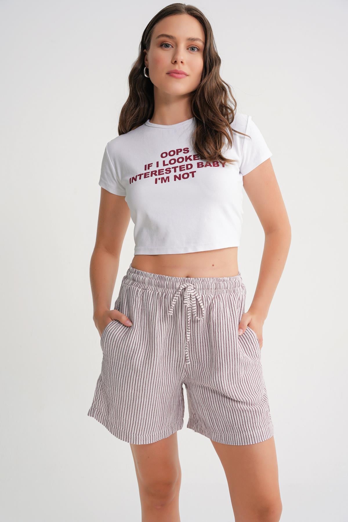 4728 Kadın Beli Lastikli Çizgili Müslin Şort Bordo