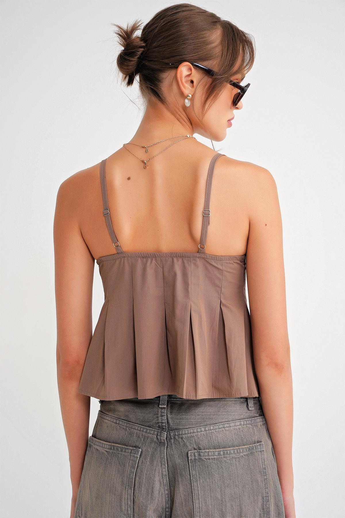 4737 Kadın Düğmeli Kuplu Pileli Bluz Moka