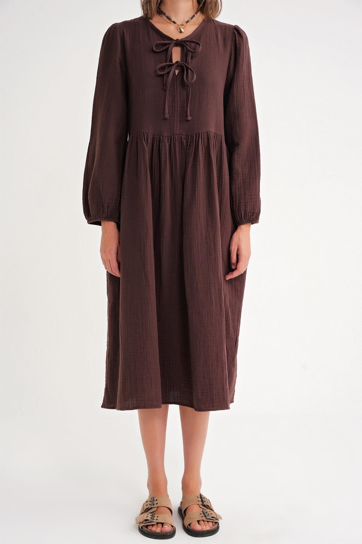 4739 Kadın Yakası Bağlamalı Müslin Midi Elbise Kahve