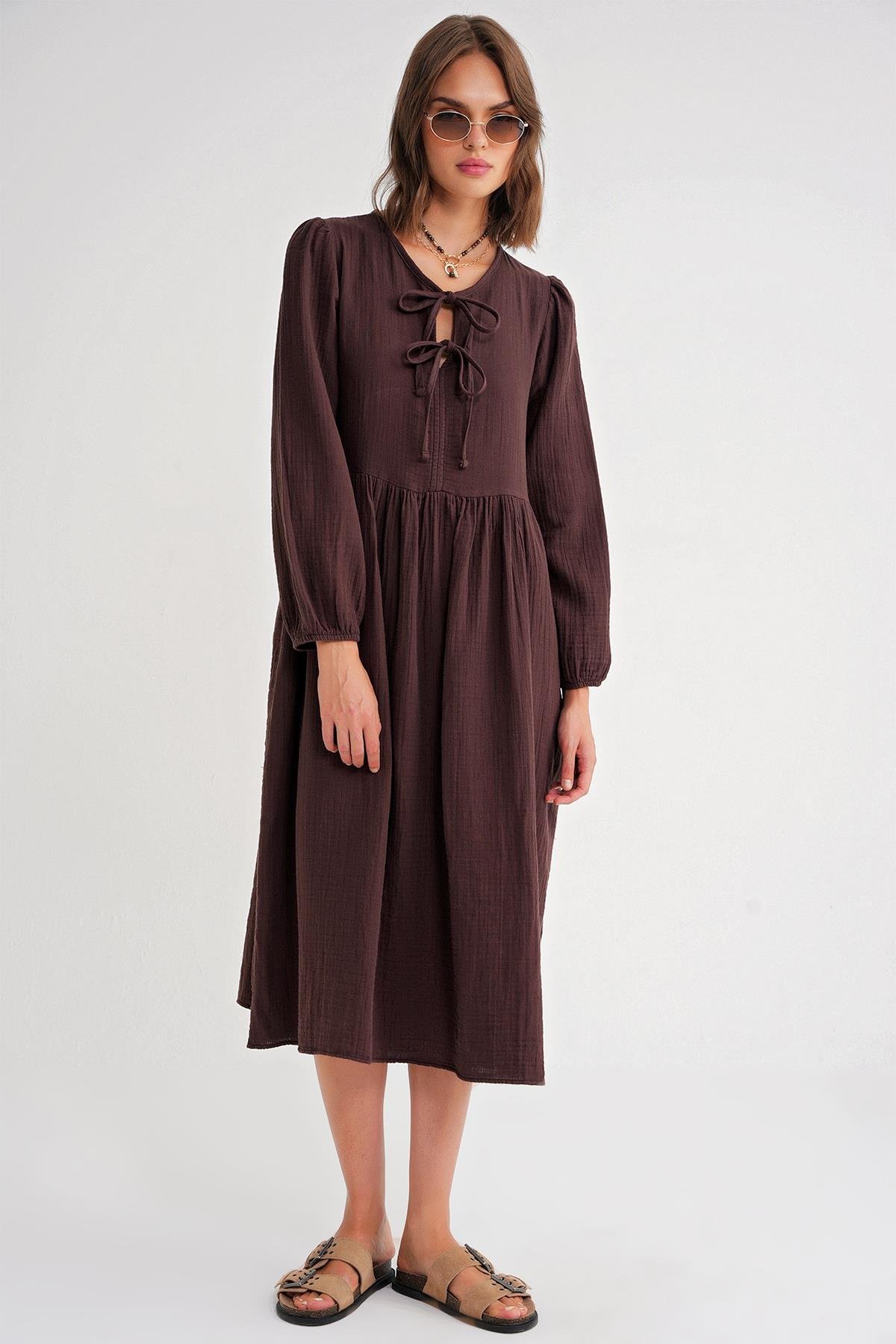 4739 Kadın Yakası Bağlamalı Müslin Midi Elbise Kahve