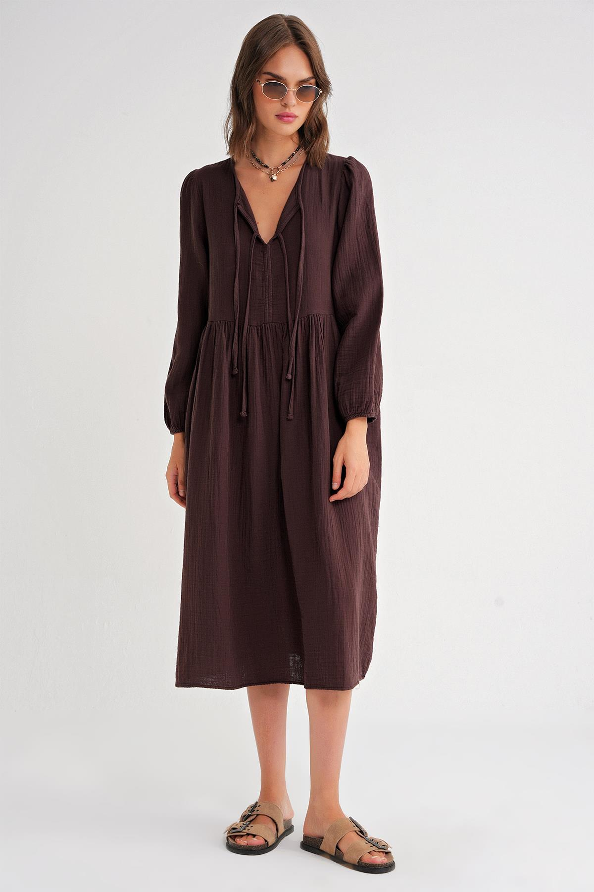 4739 Kadın Yakası Bağlamalı Müslin Midi Elbise Kahve