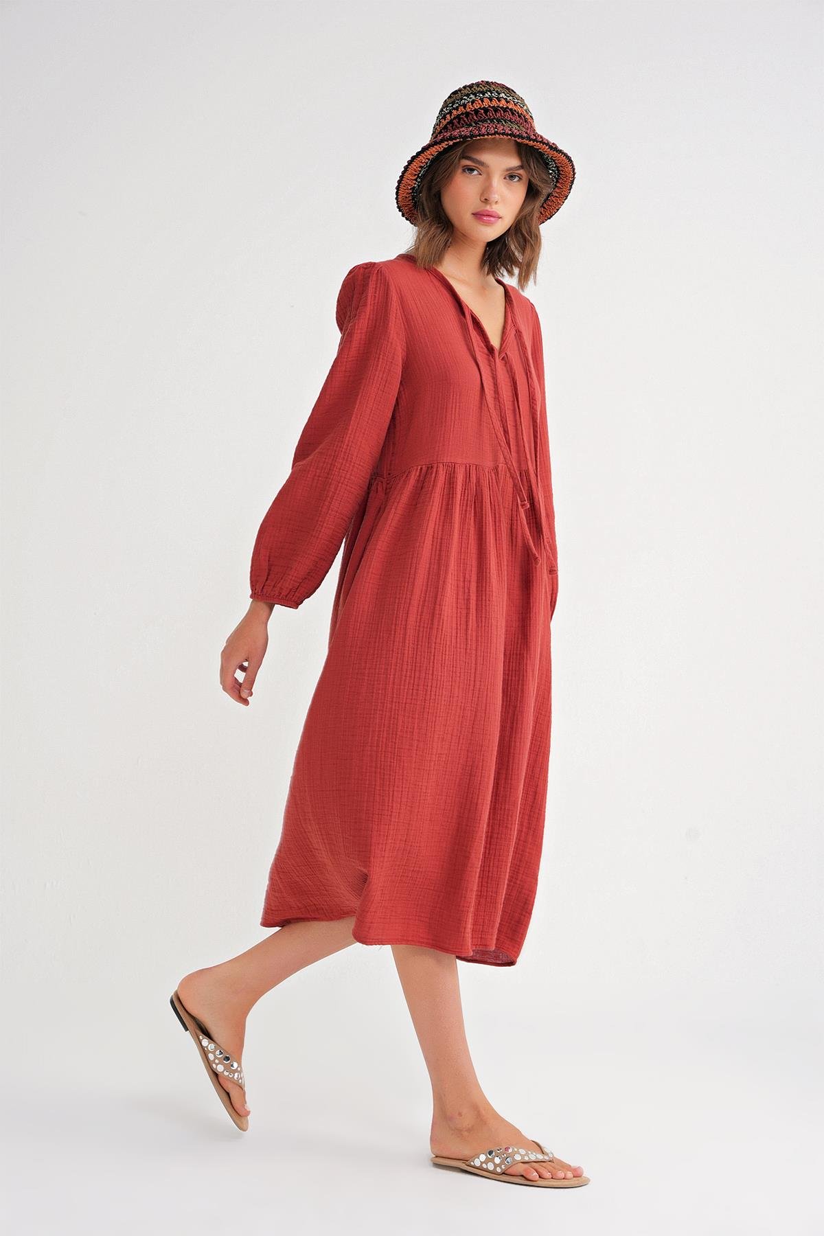 4739 Kadın Yakası Bağlamalı Müslin Midi Elbise Kiremit