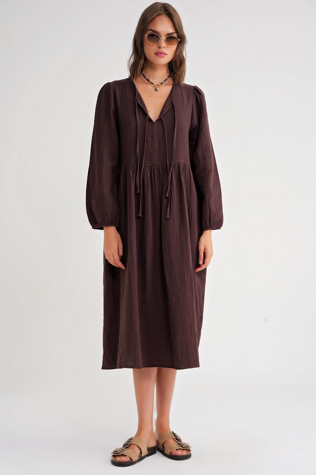 4739 Kadın Yakası Bağlamalı Müslin Midi Elbise Kahve