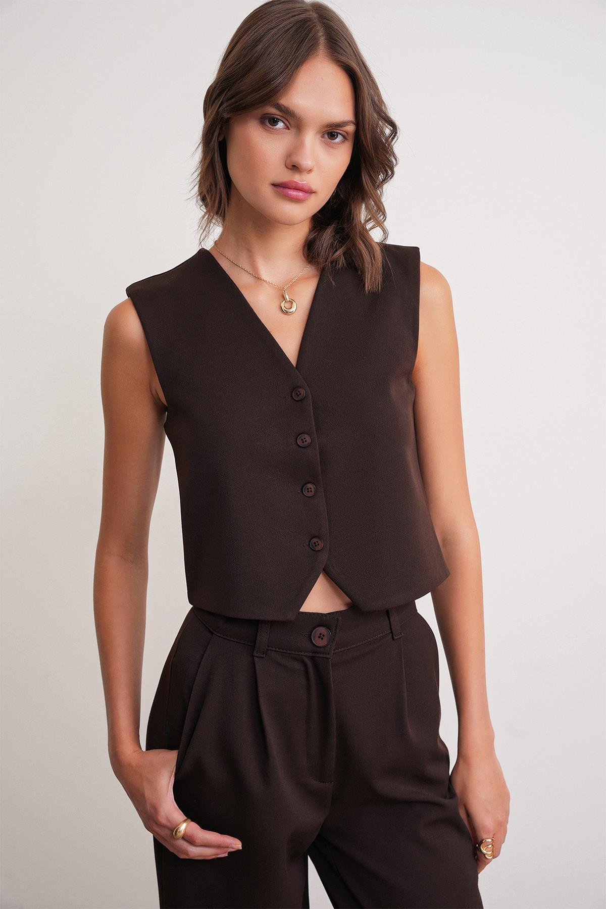 4743 Kadın V Yaka Düğmeli Vücuda Oturan Yelek Kahve