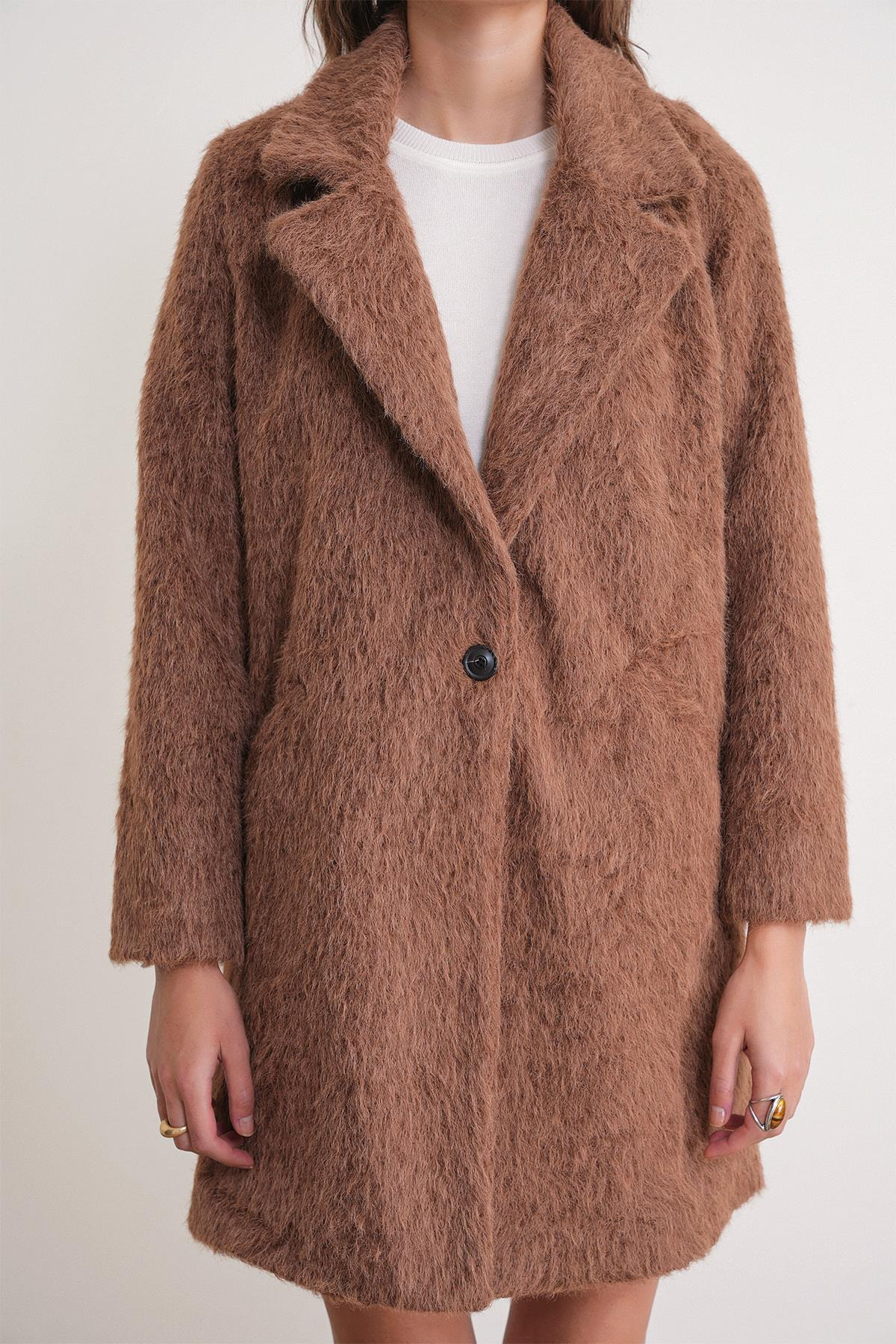 4746 Kadın Uzun Tüylü Manto Süt Kahve