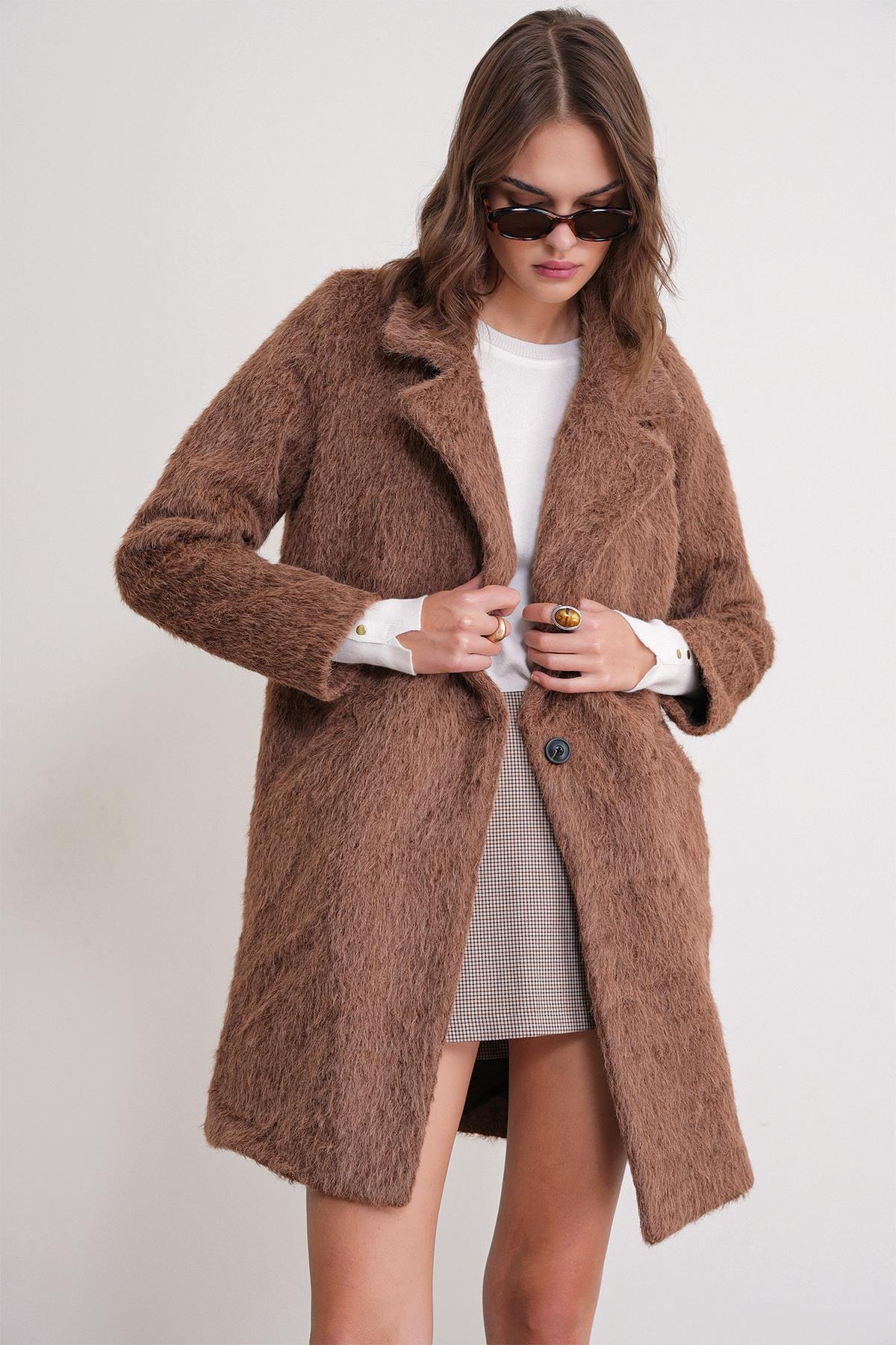 4746 Kadın Uzun Tüylü Manto Süt Kahve