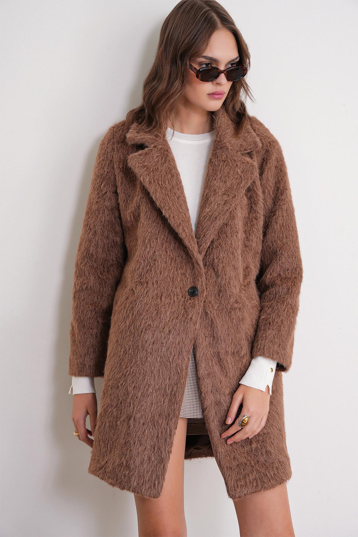 4746 Kadın Uzun Tüylü Manto Süt Kahve