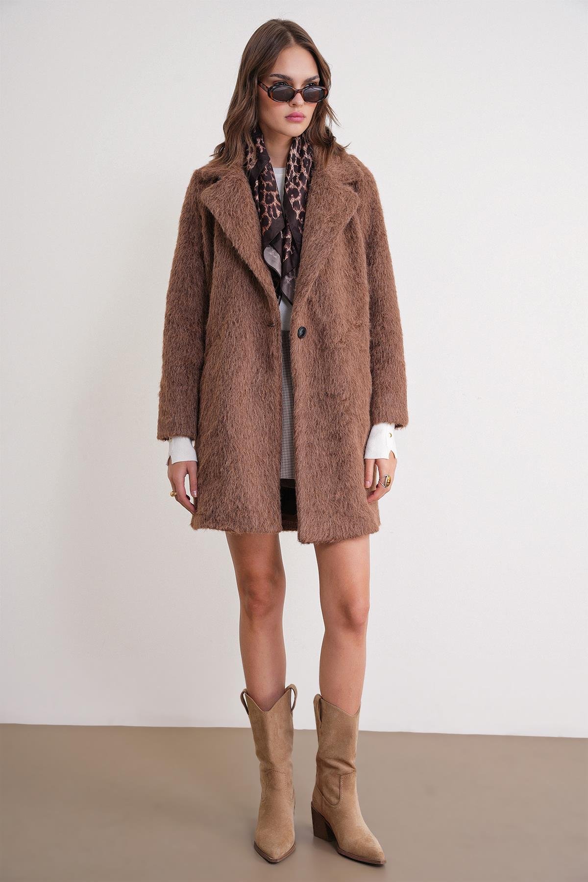 4746 Kadın Uzun Tüylü Manto Süt Kahve