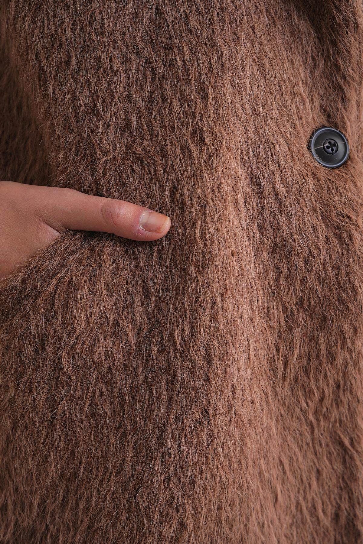 4746 Kadın Uzun Tüylü Manto Süt Kahve