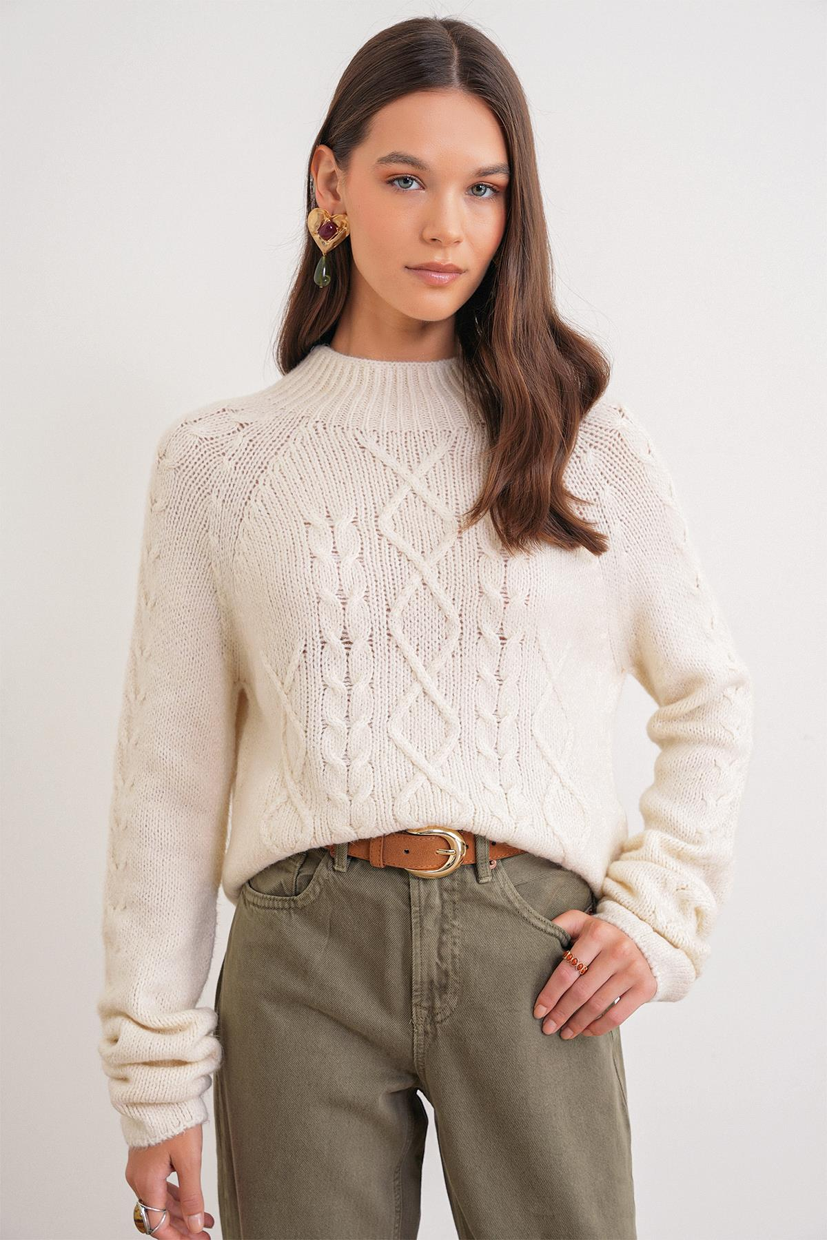 6855 Kadın Dik Yaka Saç Örgülü Triko Kazak Krem
