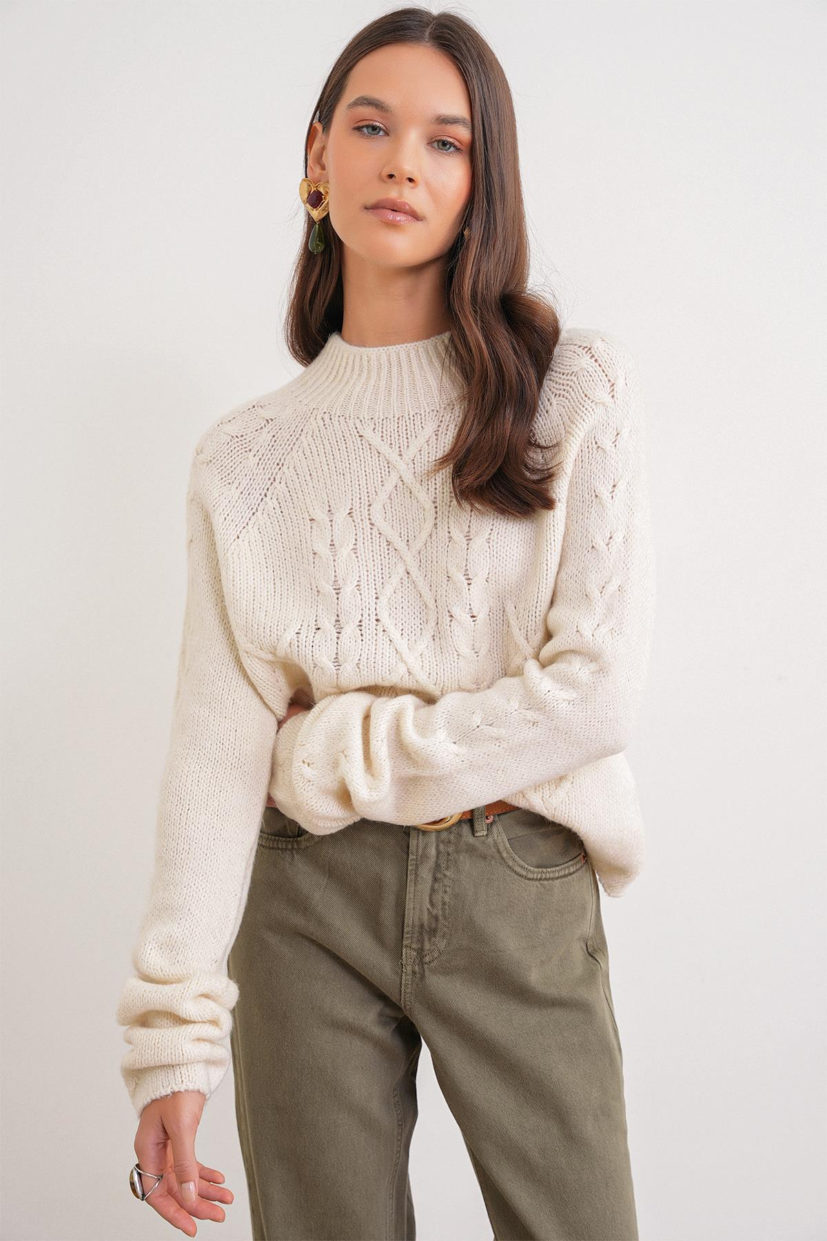 6855 Kadın Dik Yaka Saç Örgülü Triko Kazak Krem