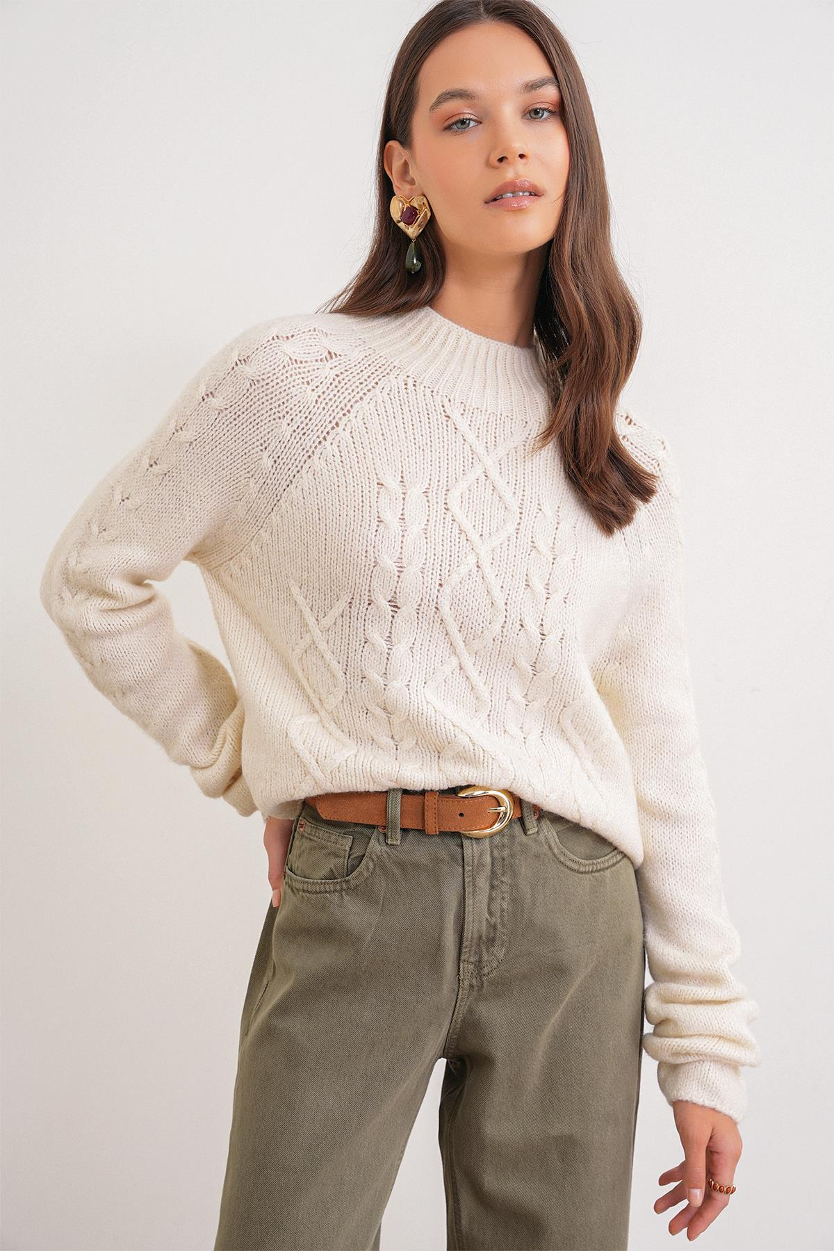 6855 Kadın Dik Yaka Saç Örgülü Triko Kazak Krem