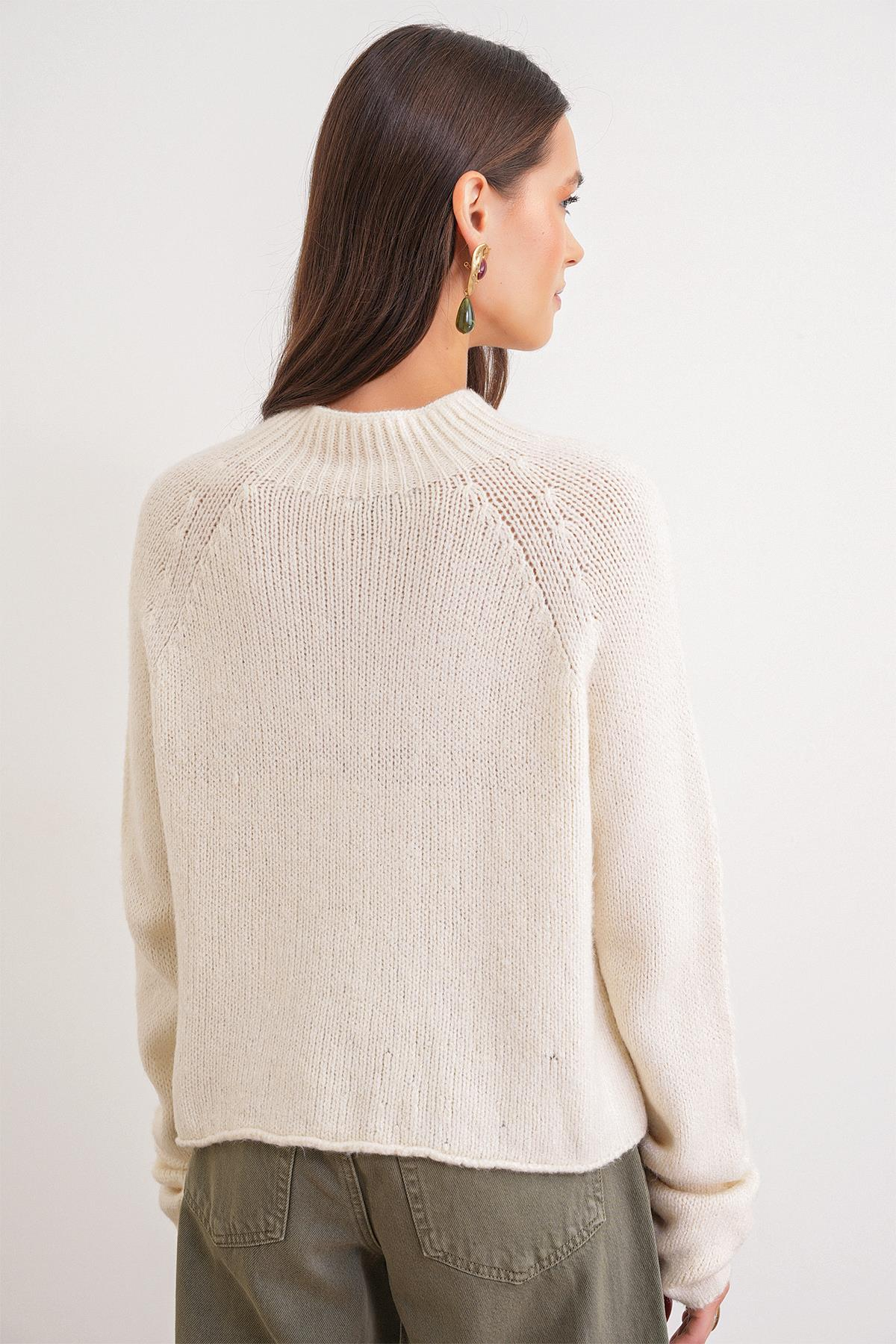 6855 Kadın Dik Yaka Saç Örgülü Triko Kazak Krem