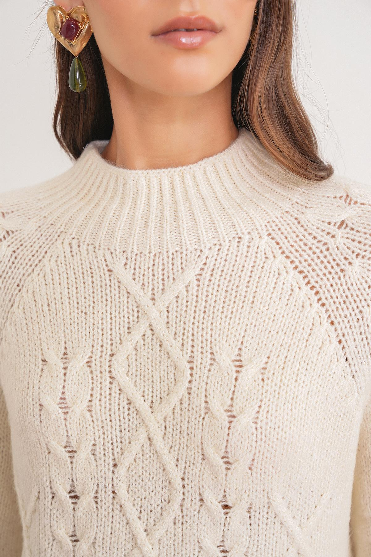 6855 Kadın Dik Yaka Saç Örgülü Triko Kazak Krem