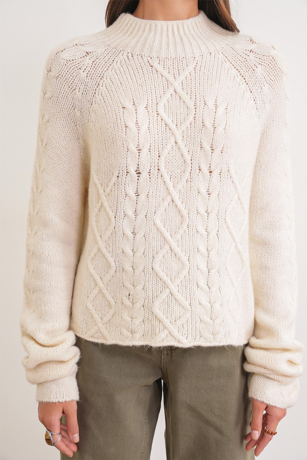 6855 Kadın Dik Yaka Saç Örgülü Triko Kazak Krem