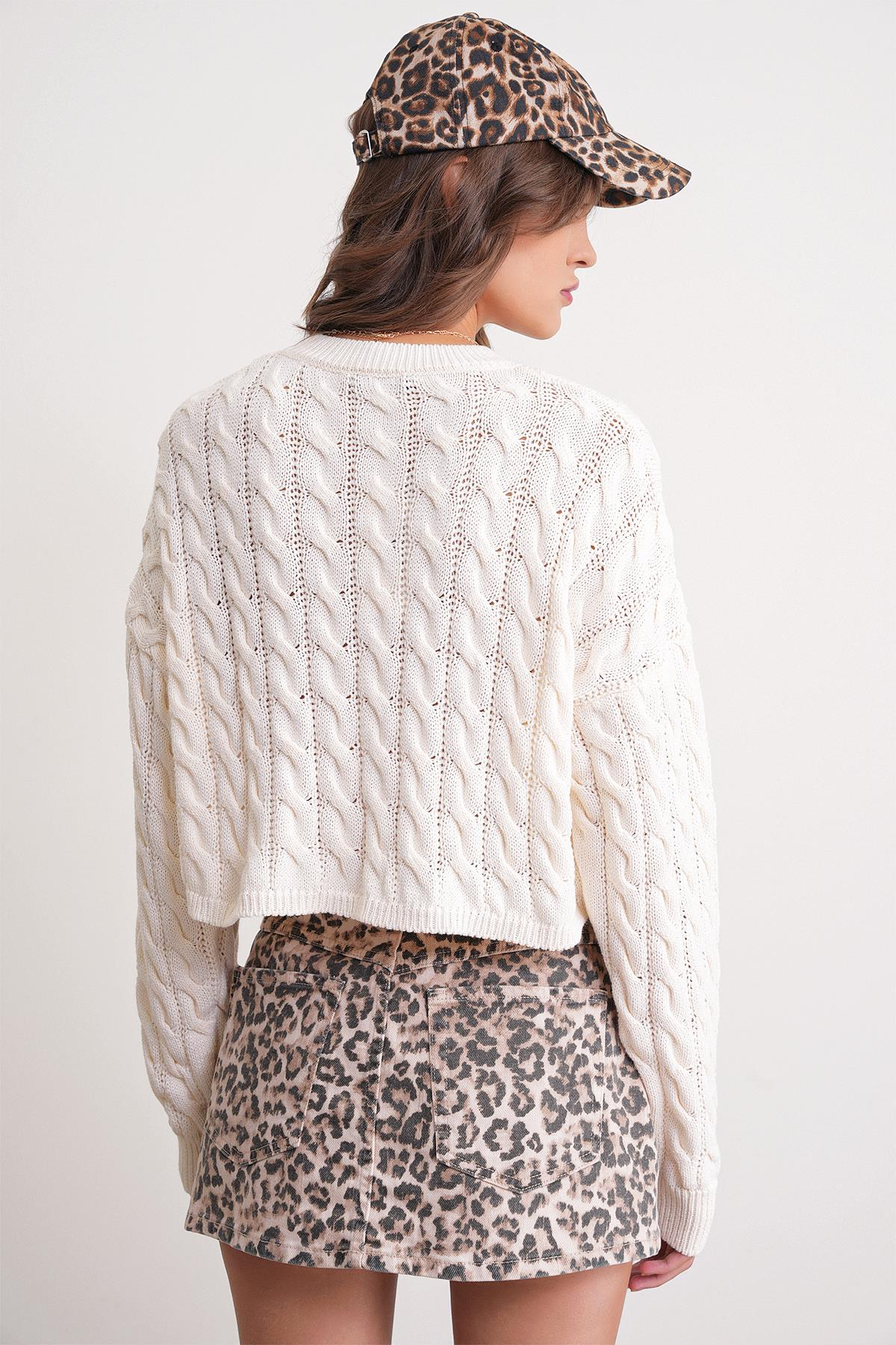 6863 Kadın Saç Örgülü Crop Triko Kazak Naturel