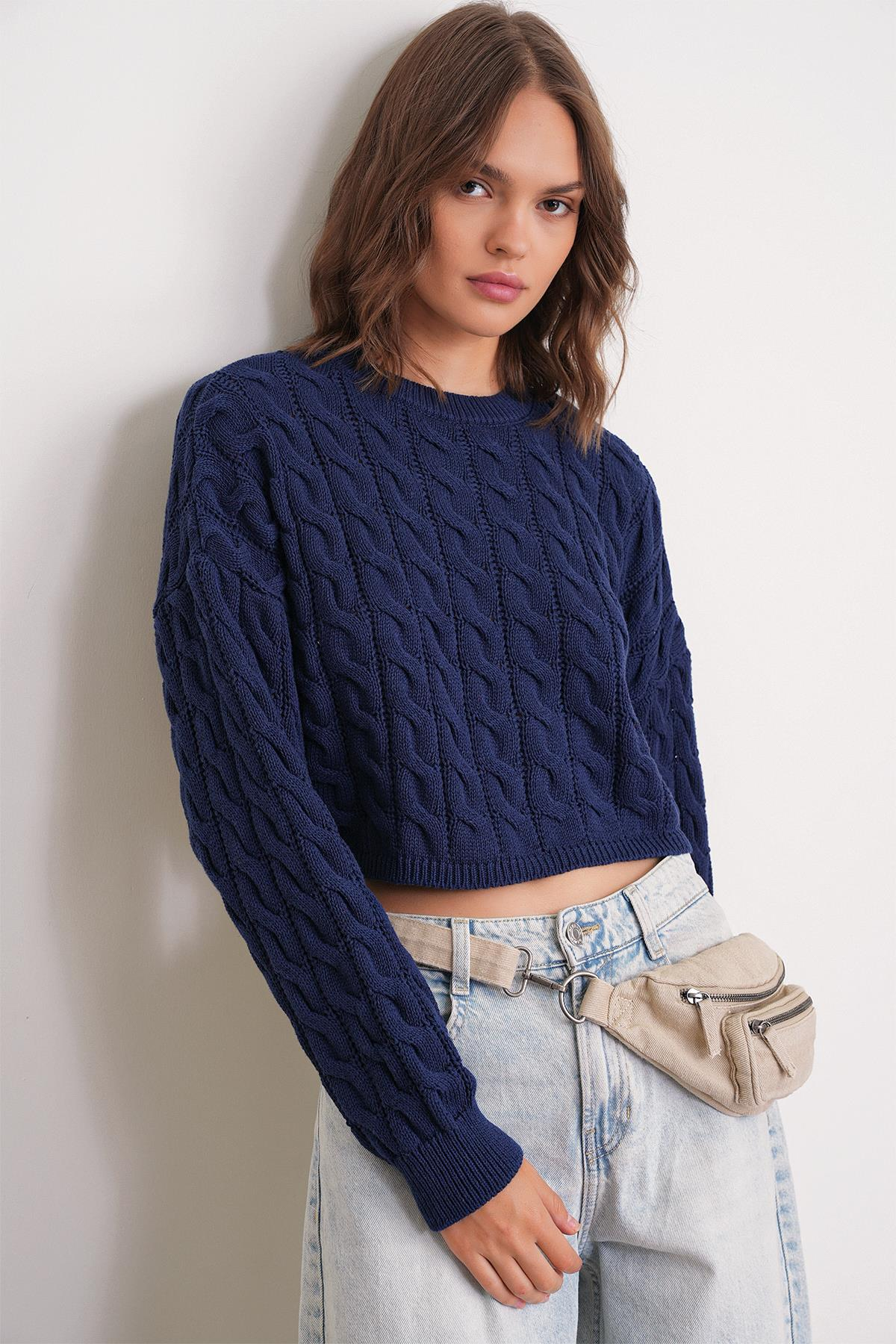 6863 Kadın Saç Örgülü Crop Triko Kazak Lacivert