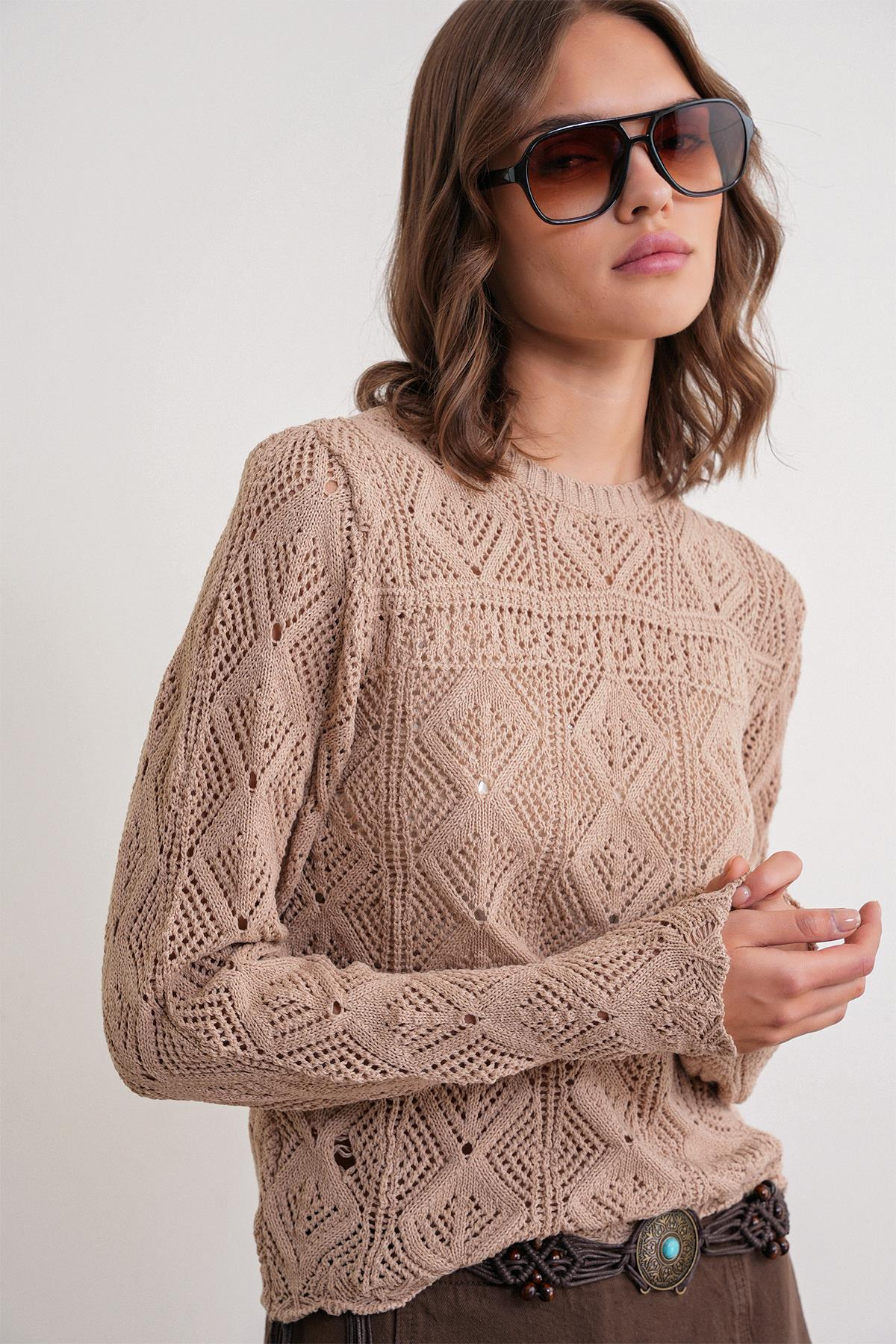 6867 Kadın Kare Desen Ajurlu Triko Kazak Camel