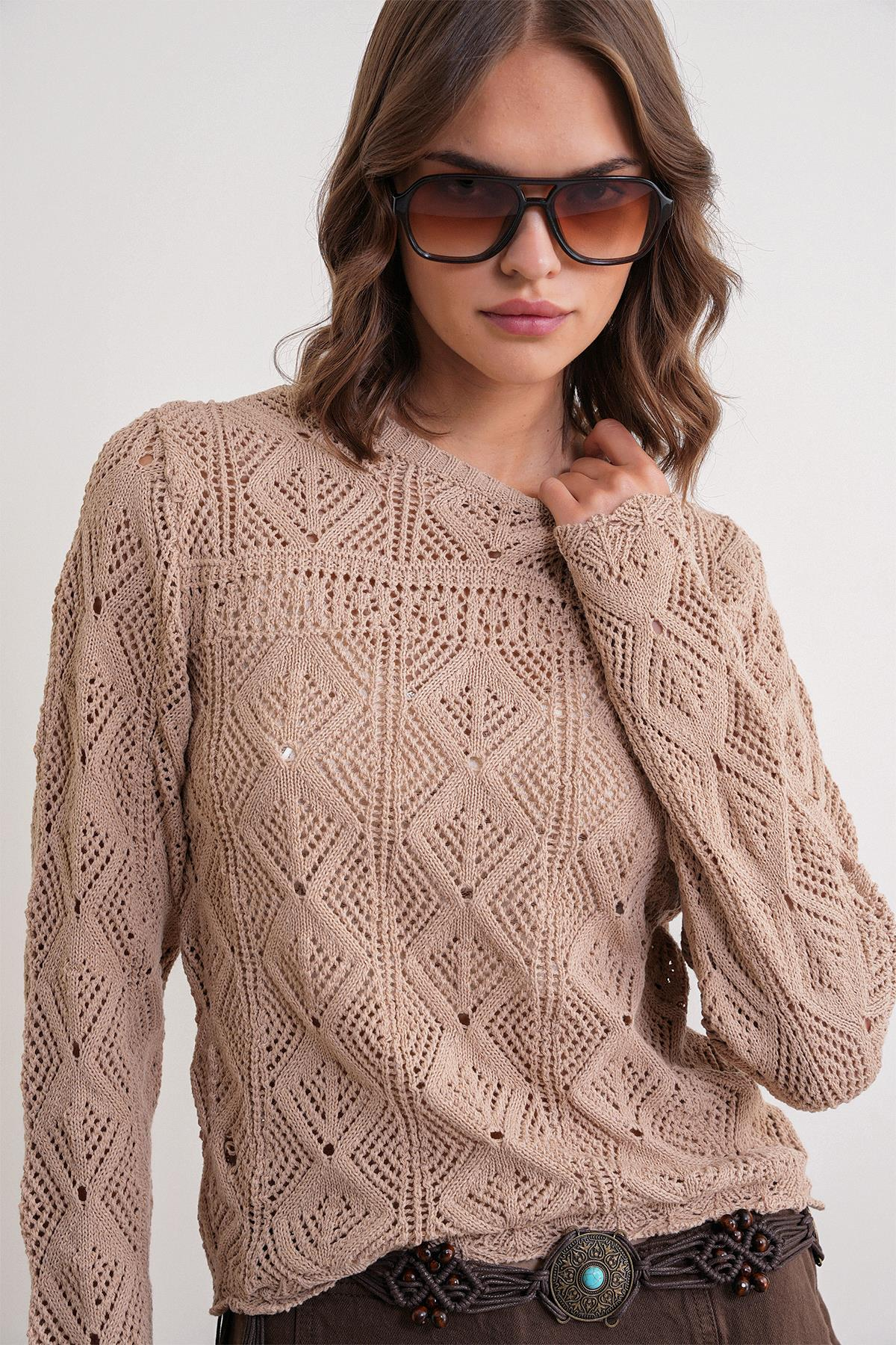 6867 Kadın Kare Desen Ajurlu Triko Kazak Camel