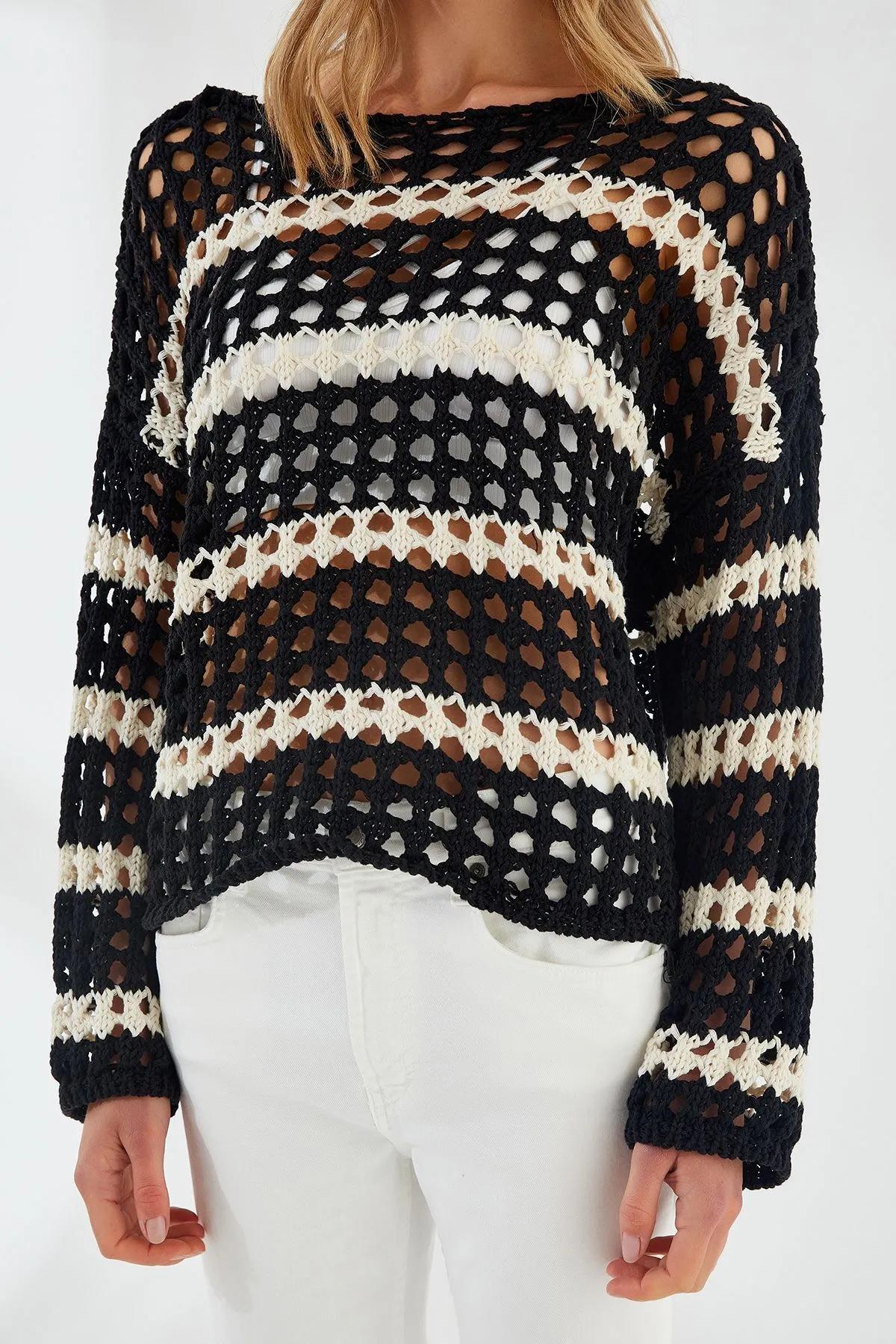 6877 Kadın Çizgili Ajurlu Kayık Yaka Triko Kazak Siyah