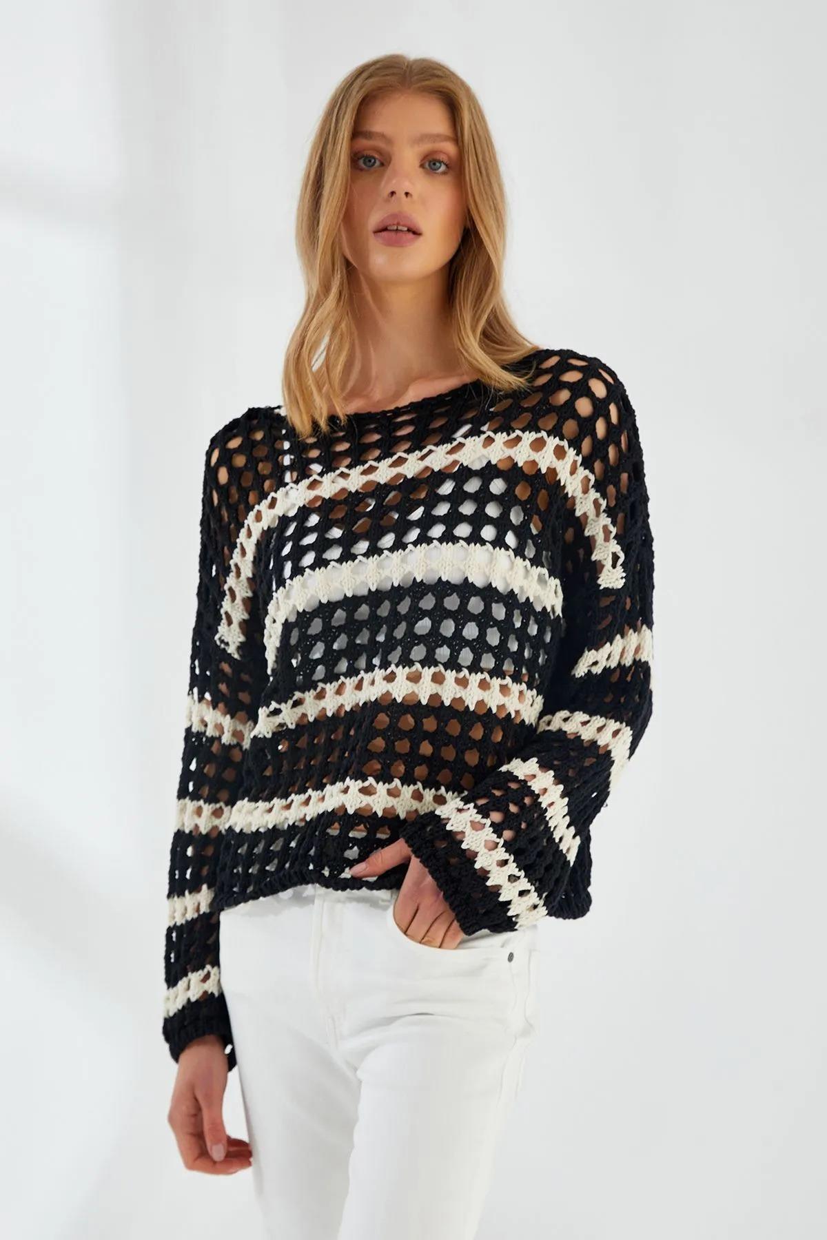 6877 Kadın Çizgili Ajurlu Kayık Yaka Triko Kazak Siyah