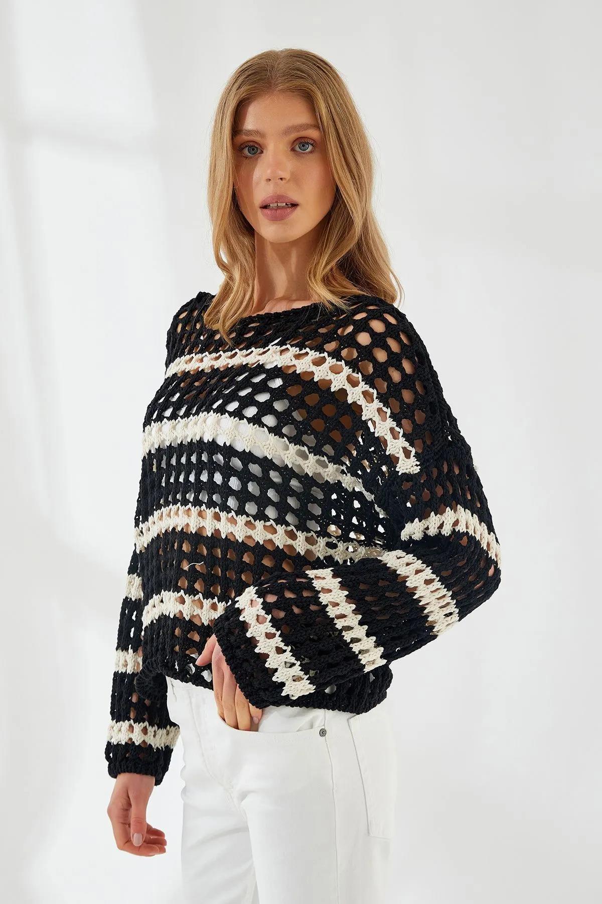 6877 Kadın Çizgili Ajurlu Kayık Yaka Triko Kazak Siyah