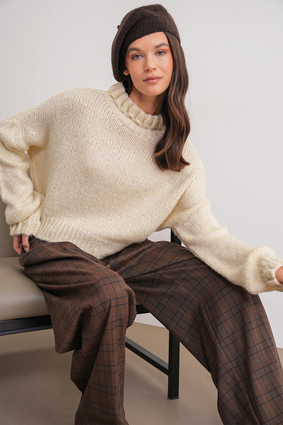 6883 Kadın Fırfır Detay Crop Triko Kazak Bej