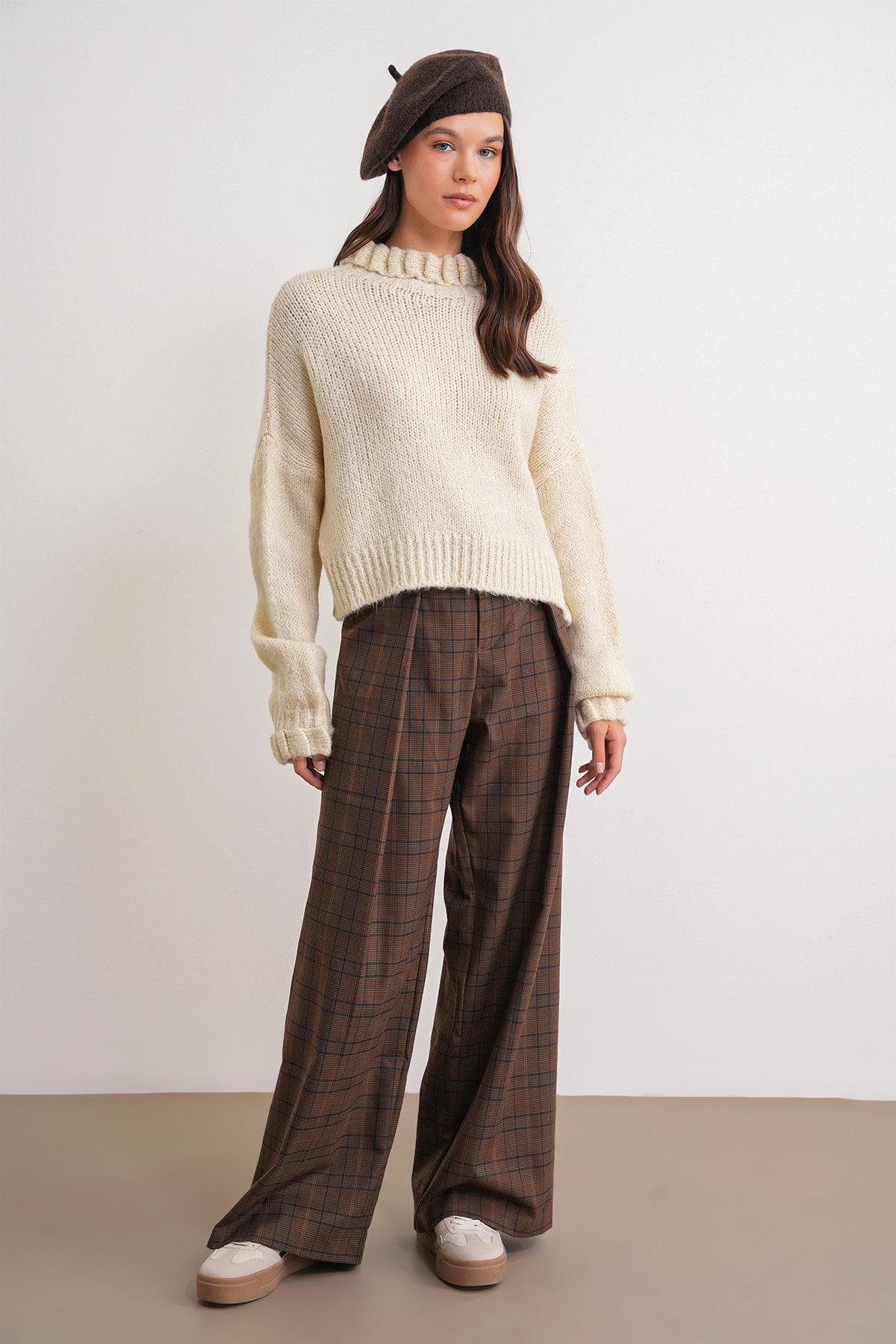 6883 Kadın Fırfır Detay Crop Triko Kazak Bej