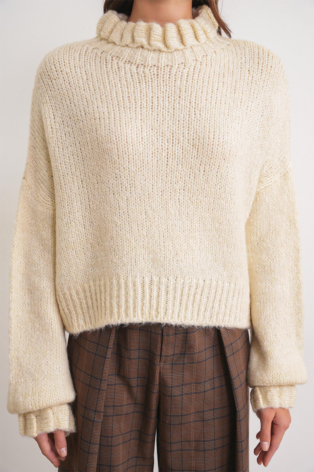 6883 Kadın Fırfır Detay Crop Triko Kazak Bej