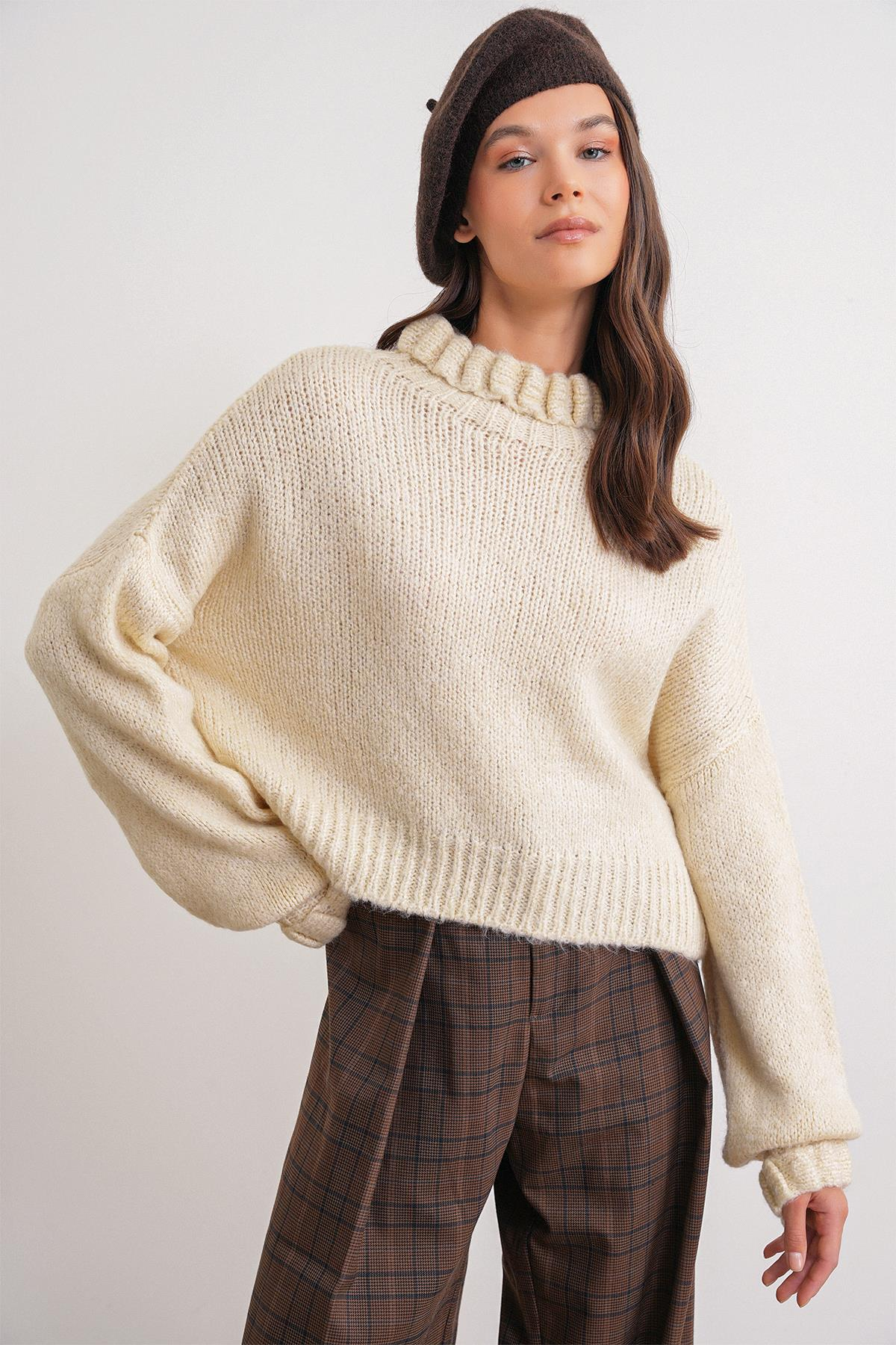 6883 Kadın Fırfır Detay Crop Triko Kazak Bej