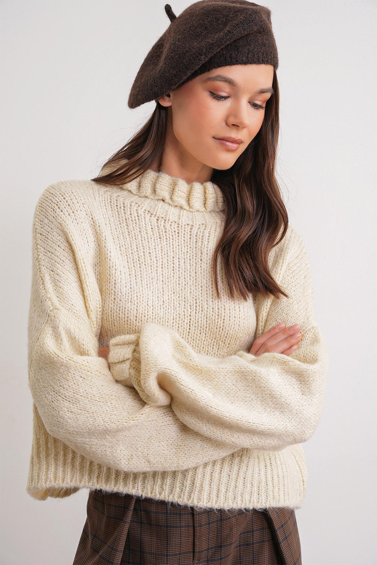 6883 Kadın Fırfır Detay Crop Triko Kazak Bej