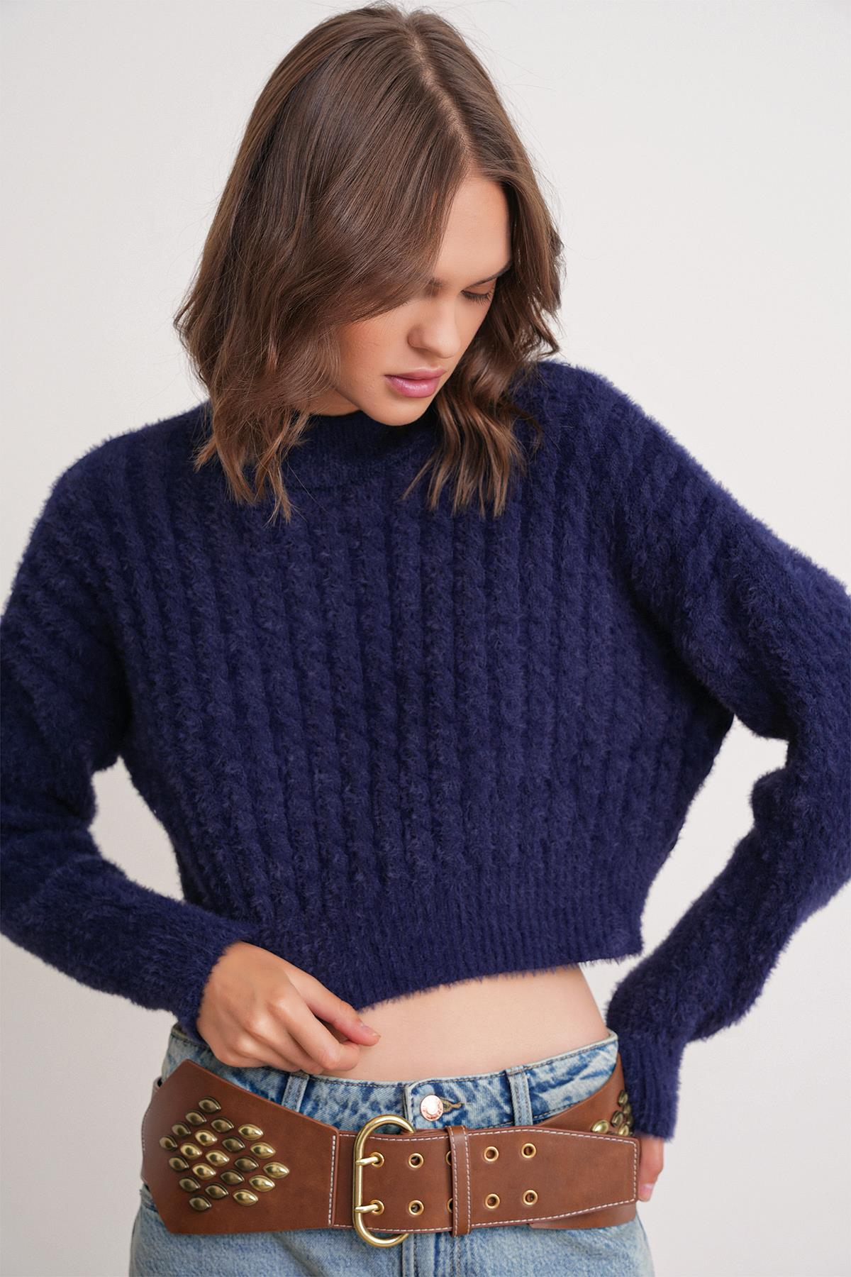 6893 Kadın Saç Örgülü Sakallı Crop Triko Kazak Lacivert