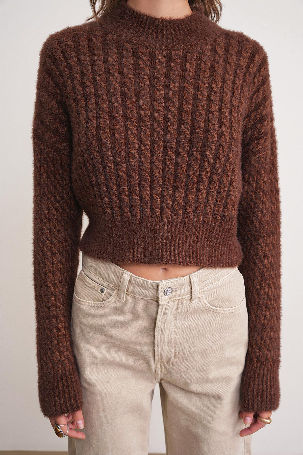 6893 Kadın Saç Örgülü Sakallı Crop Triko Kazak Kahve