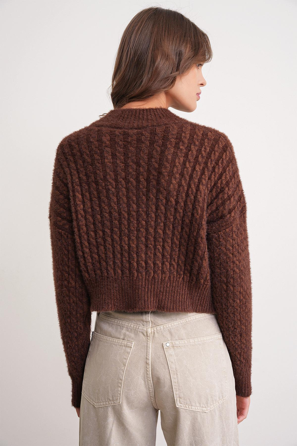 6893 Kadın Saç Örgülü Sakallı Crop Triko Kazak Kahve