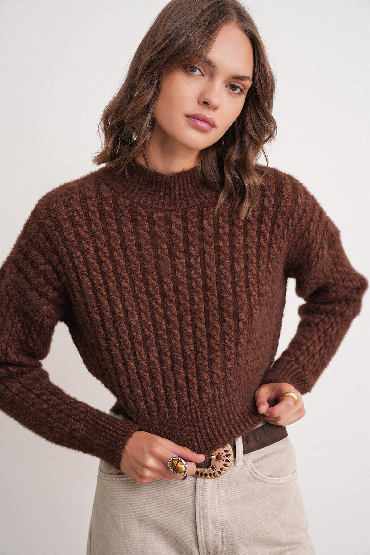 6893 Kadın Saç Örgülü Sakallı Crop Triko Kazak Kahve