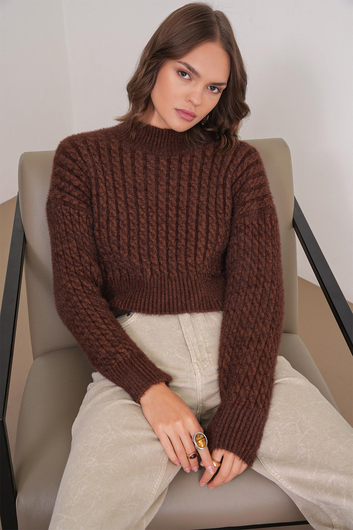 6893 Kadın Saç Örgülü Sakallı Crop Triko Kazak Kahve