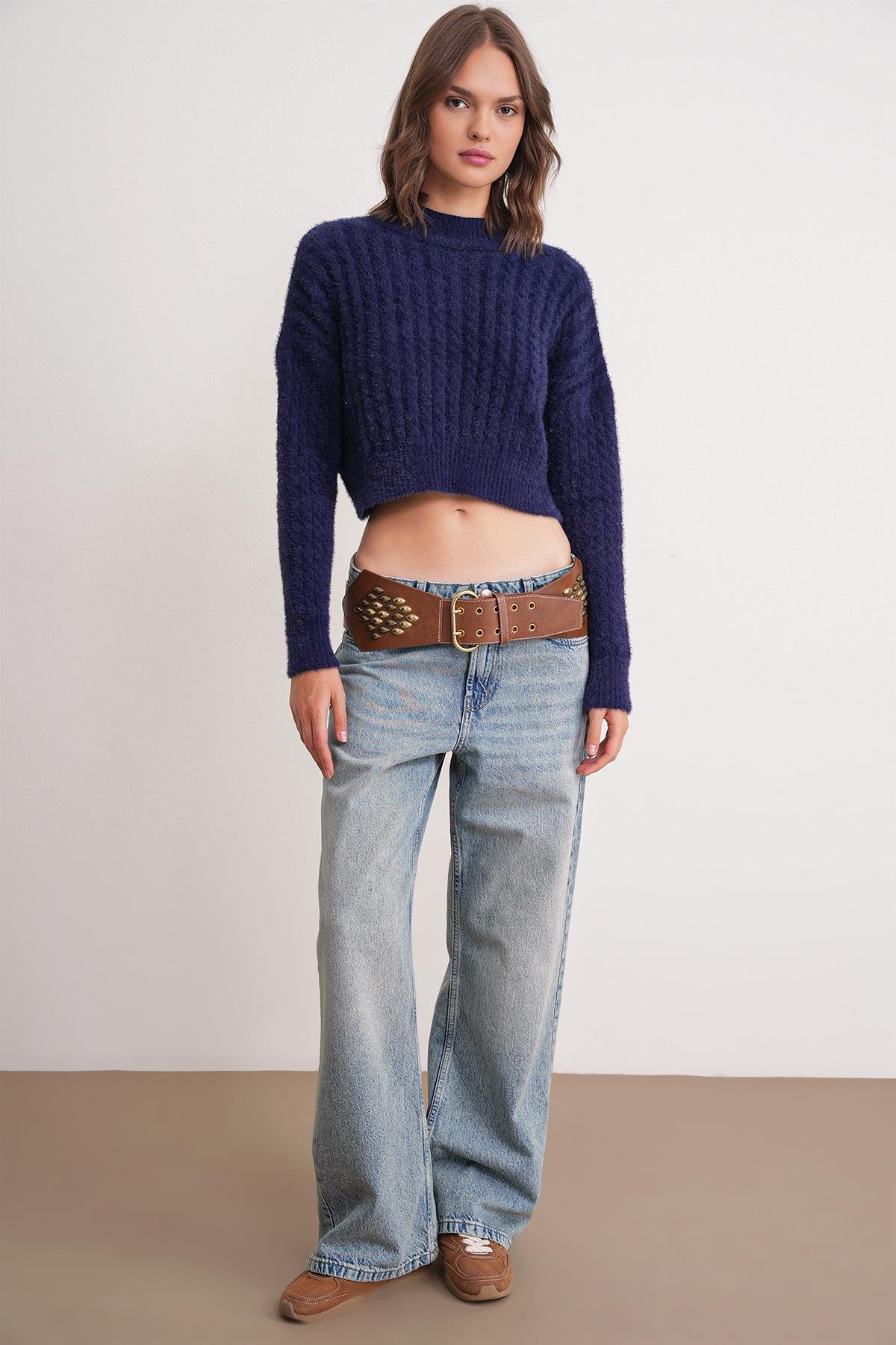 6893 Kadın Saç Örgülü Sakallı Crop Triko Kazak Lacivert