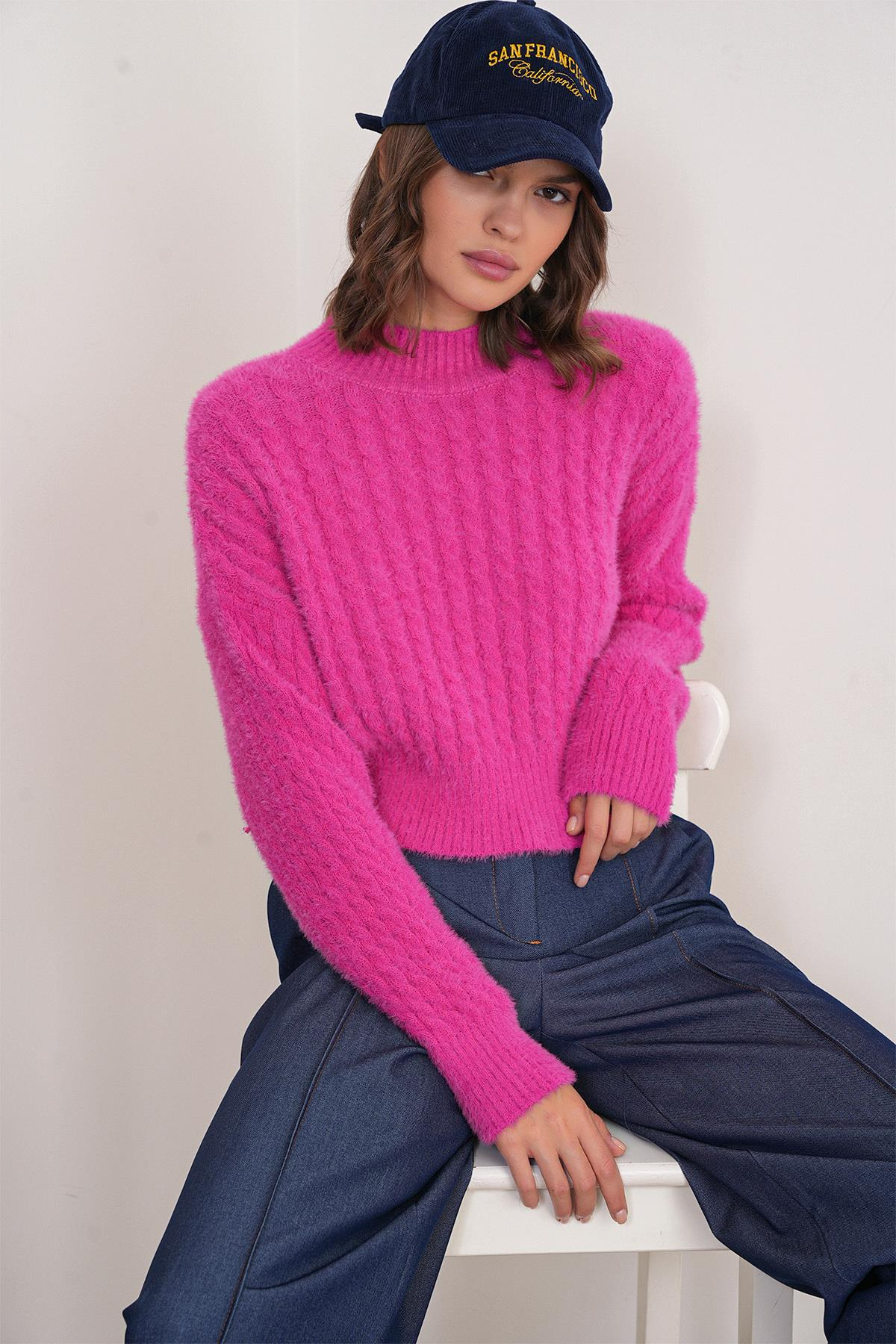 6893 Kadın Saç Örgülü Sakallı Crop Triko Kazak Fuşya